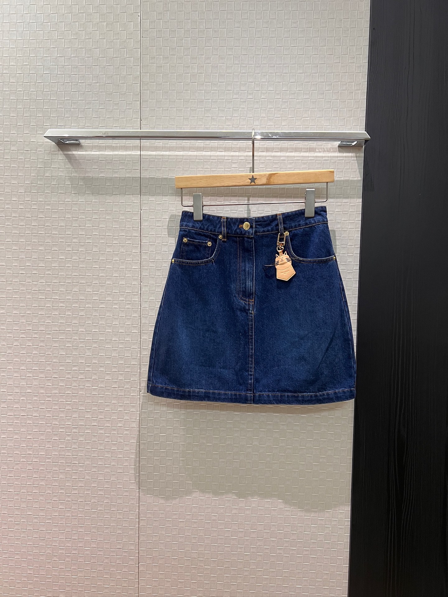 NO:517484,New cat leather brand decoration original color denim skirt, hip A-line skirt hardware accessories mold opening, slim fit, slim and age-reducing versatile S-XL,, skirts, alexander wang19860909新款猫咪皮牌装饰原色牛仔半裙 包臀A字裙五金配件开模 修身显瘦减龄百搭 S-XL,,skirts,alexander wang,Women's clothing