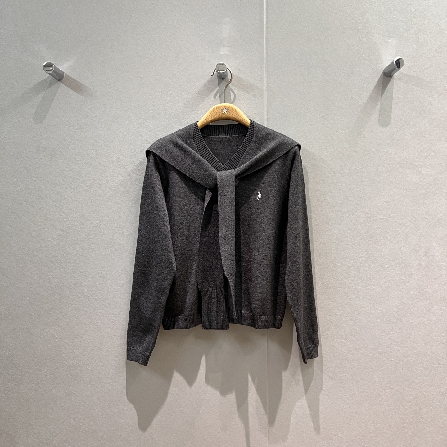 NO:517467,New shawl decoration two-piece set, embroidered pony V-neck sweater top casual and versatile, fashionable commuting, age-reducing must-have dark blue gray brown SML,,shawls,alexander wang19860909新款披肩装饰两件套 刺绣小马V领针织衫上衣休闲百搭 时尚通勤 减龄必备深蓝灰色咖色 SML,,shawls,alexander wang,Women's clothing