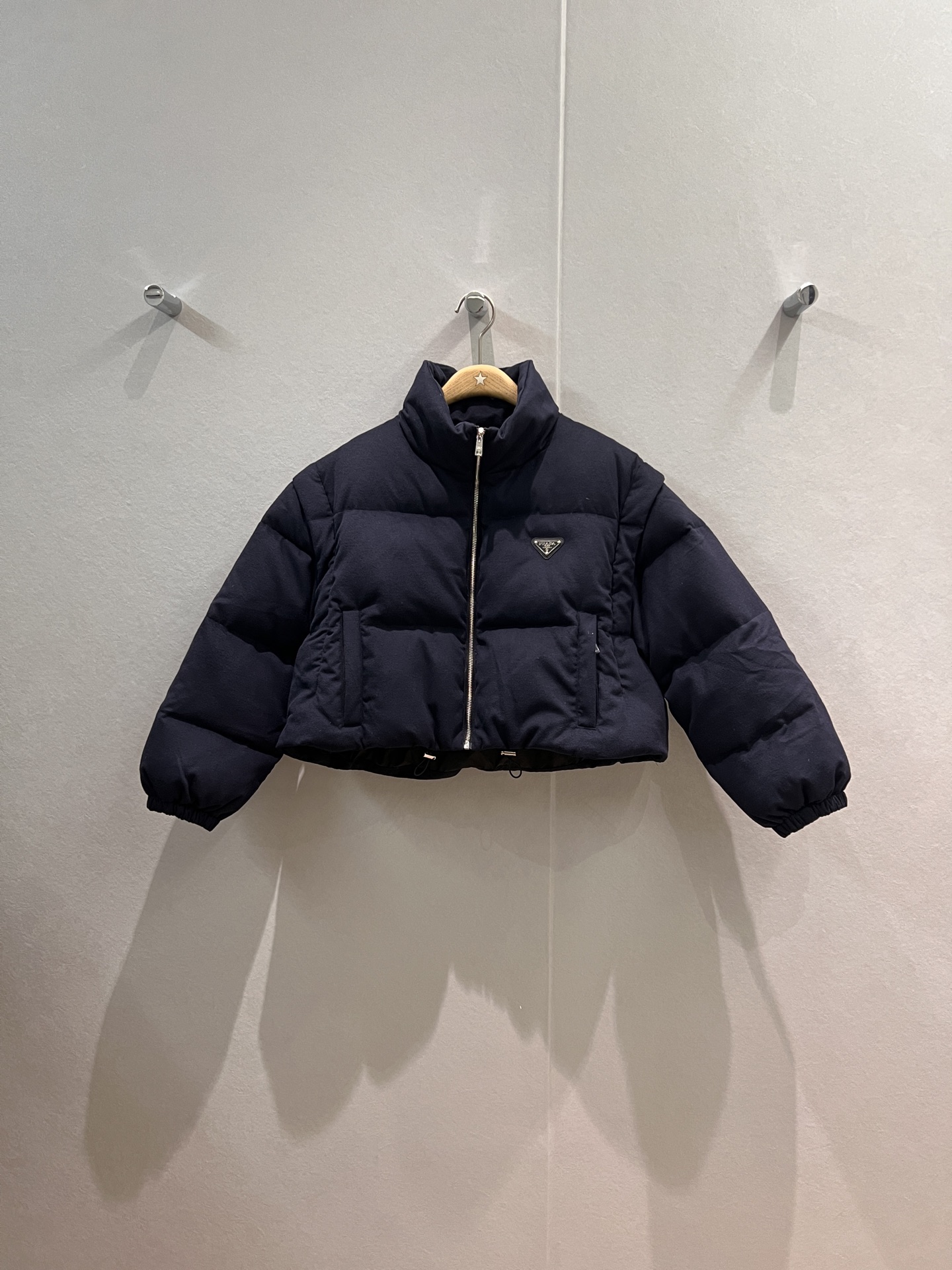 NO:533852,New standing collar with dust bag, two-piece sleeves, wool short down jacket, chest triangular badge decoration, sleeves can be taken off, design to be turned into a vest vest, hem drawstring can be adjusted to waist, loose style, must-have goose down 90 down 10 feathers, black dark blue gray SML,, jackets & coats, down jacket, alexander wang19860909配防尘袋新款立领可拆袖两穿 羊毛短款羽绒服外套 胸前三角徽章装饰 袖子可脱卸设计秒变马甲背心外搭 下摆抽绳可调节收腰 宽松版型 减龄必备鹅绒 90羽绒10羽毛 黑色深蓝灰色 SML,,jackets & coats,down jacket,alexander wang,Women's clothing