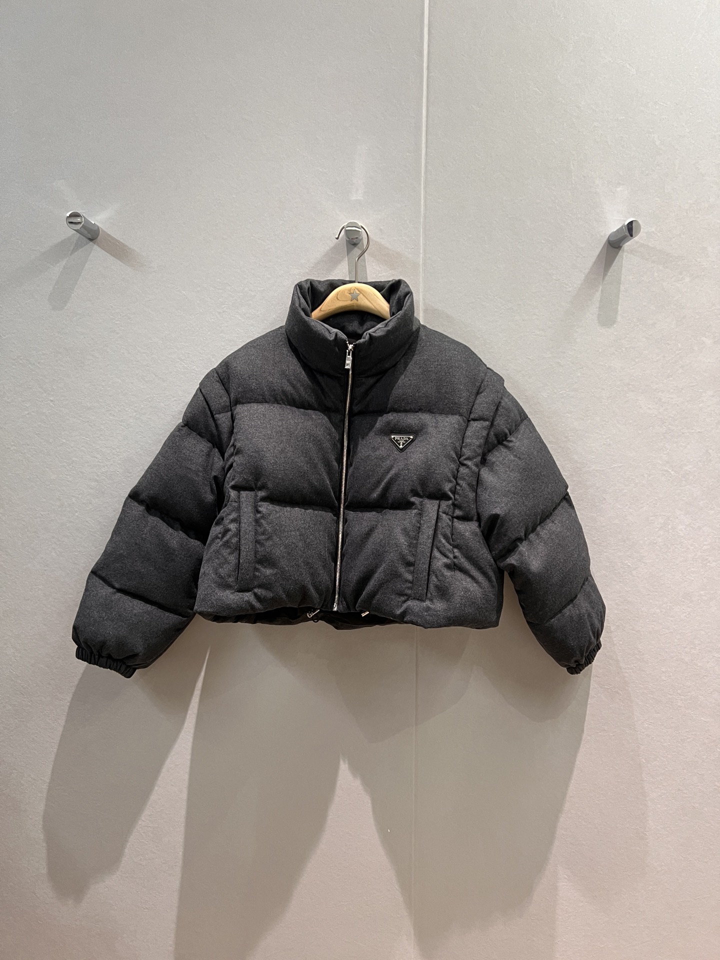 NO:533864,New standing collar with dust bag, two-piece sleeves, wool short down jacket, chest triangular badge decoration, sleeves can be taken off, design to be turned into a vest vest, hem drawstring can be adjusted to waist, loose style, must-have goose down 90 down 10 feathers, black dark blue gray SML,, jackets & coats, down jacket, alexander wang19860909配防尘袋新款立领可拆袖两穿 羊毛短款羽绒服外套 胸前三角徽章装饰 袖子可脱卸设计秒变马甲背心外搭 下摆抽绳可调节收腰 宽松版型 减龄必备鹅绒 90羽绒10羽毛 黑色深蓝灰色 SML,,jackets & coats,down jacket,alexander wang,Women's clothing