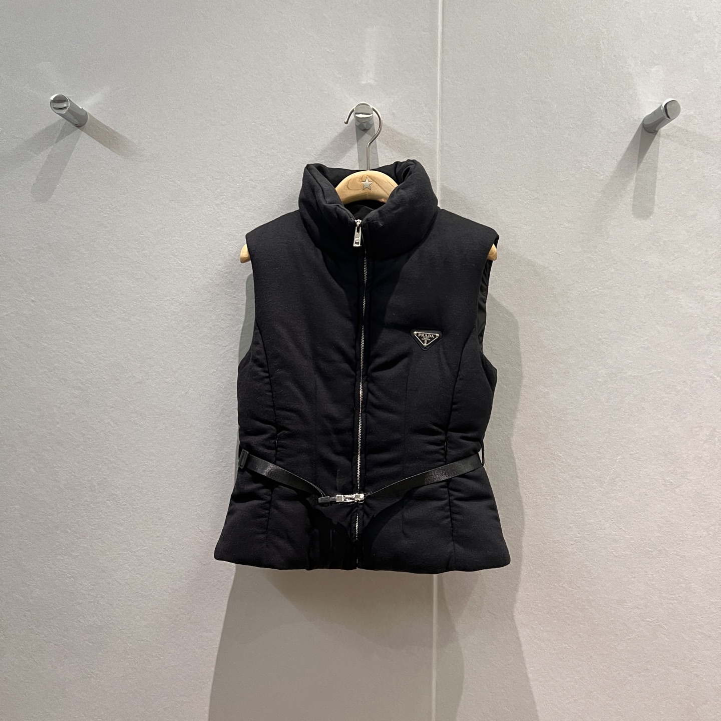 NO:533881,New standing collar waist design with dust bag, wool down vest vest, snap belt decoration, classic triangle badge on chest, three-dimensional waist slimming, sweet and cool, versatile, goose down 90 down 10 feathers, hardware accessories mold opening, black dark blue gray, SML, down jacket, alexander wang19860909配防尘袋新款立领收腰设计 羊毛羽绒马甲背心 卡扣腰带装饰 胸前经典三角徽章标立体收腰显瘦 甜酷百搭 鹅绒 90羽绒10羽毛 五金配件开模 黑色深蓝灰色 SML,,down jacket,alexander wang,Women's clothing