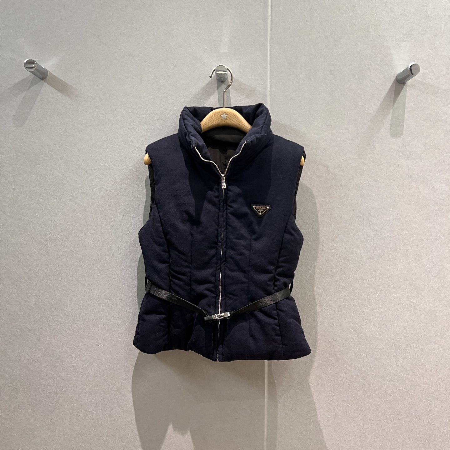 NO:533835,New standing collar waist design with dust bag, wool down vest vest, snap belt decoration, classic triangle badge on chest, three-dimensional waist slimming, sweet and cool, versatile, goose down 90 down 10 feathers, hardware accessories mold opening, black dark blue gray, SML, down jacket, alexander wang19860909配防尘袋新款立领收腰设计 羊毛羽绒马甲背心 卡扣腰带装饰 胸前经典三角徽章标立体收腰显瘦 甜酷百搭 鹅绒 90羽绒10羽毛 五金配件开模 黑色深蓝灰色 SML,,down jacket,alexander wang,Women's clothing