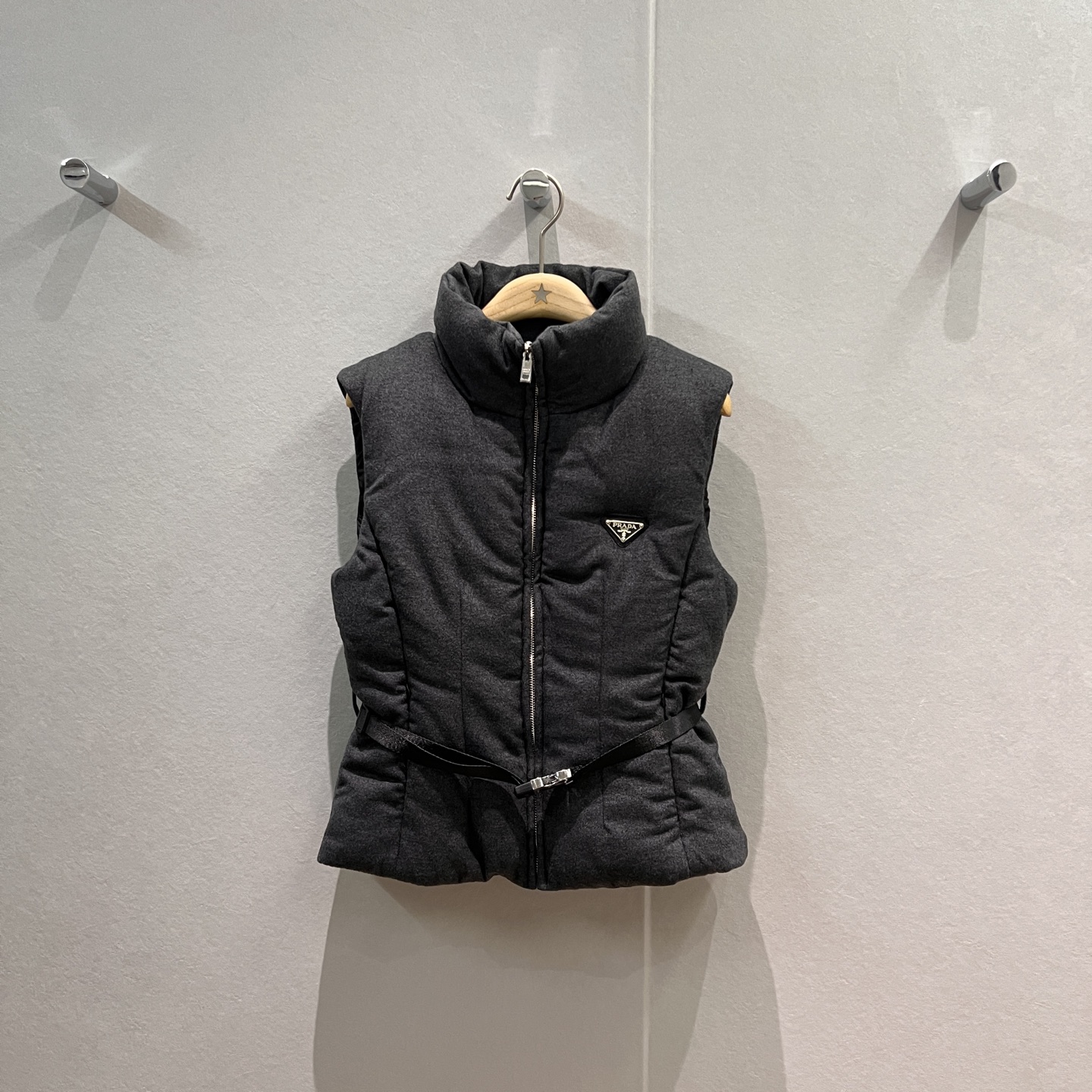 NO:533847,New standing collar waist design with dust bag, wool down vest vest, snap belt decoration, classic triangle badge on chest, three-dimensional waist slimming, sweet and cool, versatile, goose down 90 down 10 feathers, hardware accessories mold opening, black dark blue gray, SML, down jacket, alexander wang19860909配防尘袋新款立领收腰设计 羊毛羽绒马甲背心 卡扣腰带装饰 胸前经典三角徽章标立体收腰显瘦 甜酷百搭 鹅绒 90羽绒10羽毛 五金配件开模 黑色深蓝灰色 SML,,down jacket,alexander wang,Women's clothing