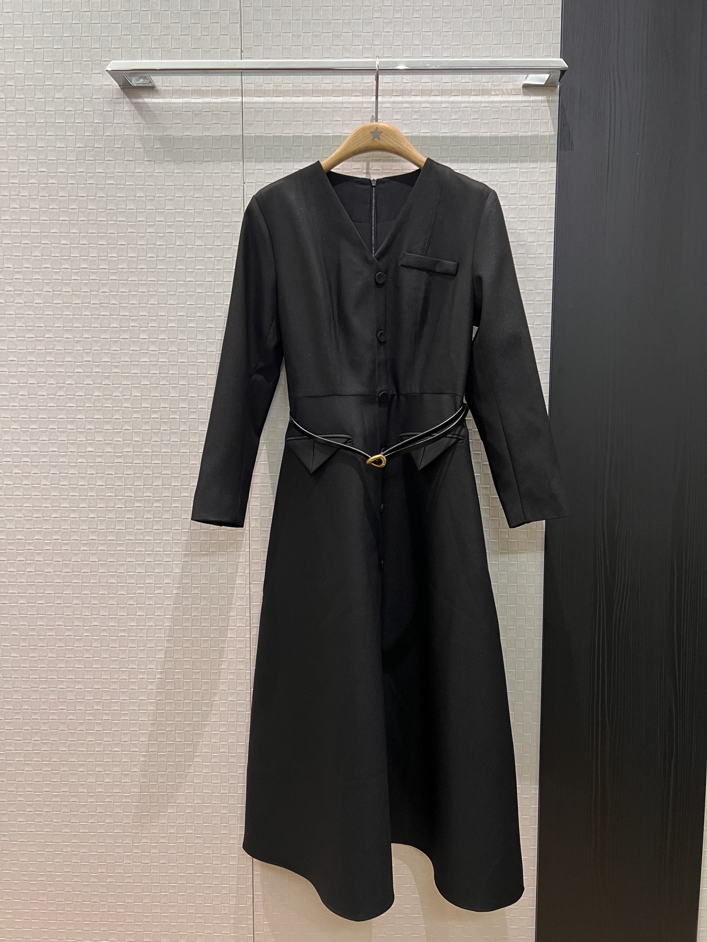 NO:533837,New long-sleeved V-neck inverted triangle pocket decoration long-sleeved dress with fake breasts for long skirts Delivery belt decoration Three-dimensional tailoring waist to make your waist look slim and versatile, sweet and age-reducing black brown S-XL, skirts, alexander wang19860909新款冲冲V领倒三角口袋装饰长袖连衣裙 长裙假排扣 配送腰带装饰 立体剪裁 收腰显瘦气质百搭 甜美减龄 黑色咖色 S-XL,,skirts,alexander wang,Women's clothing