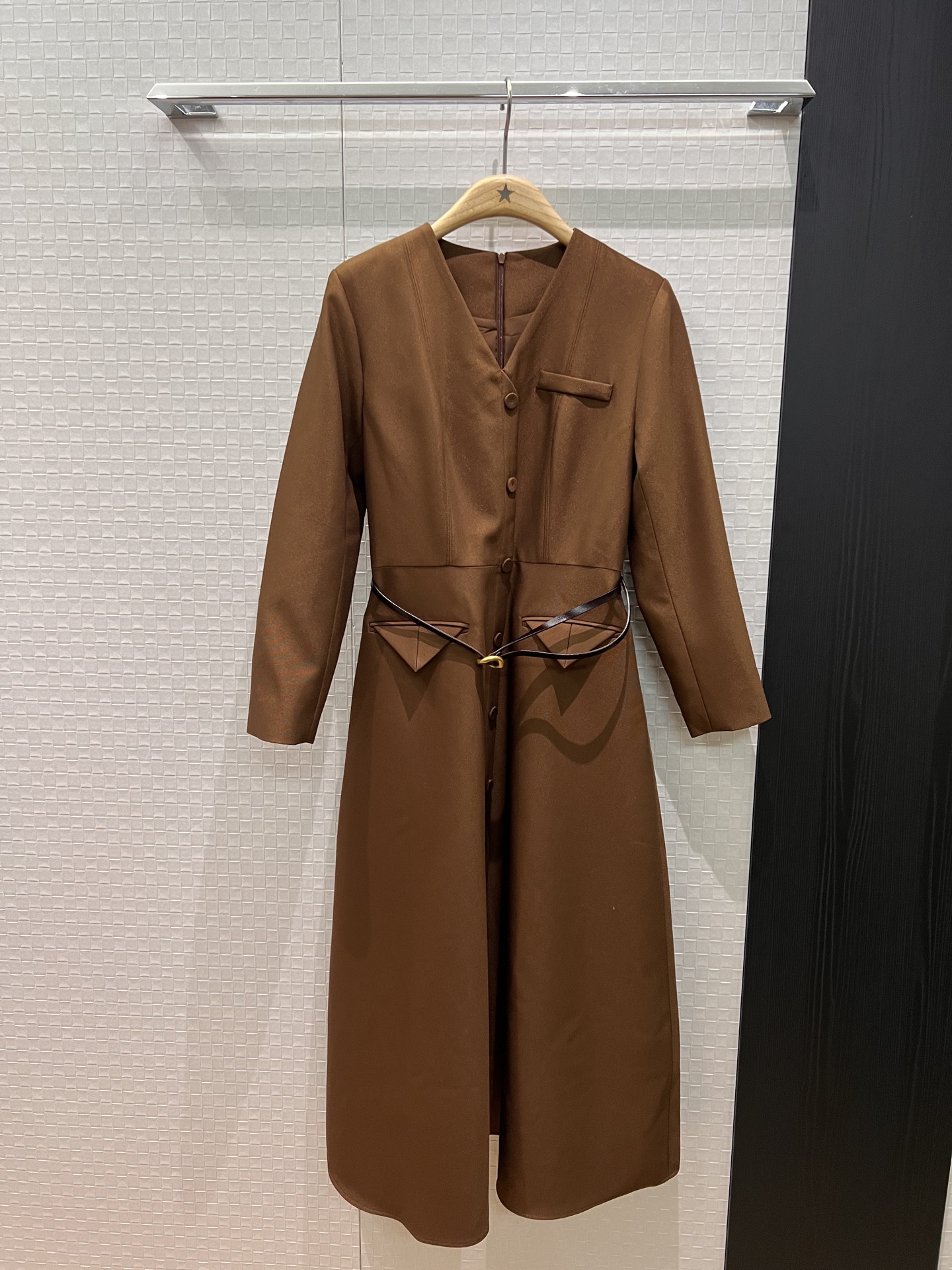 NO:533849,New long-sleeved V-neck inverted triangle pocket decoration long-sleeved dress with fake breasts for long skirts Delivery belt decoration Three-dimensional tailoring waist to make your waist look slim and versatile, sweet and age-reducing black brown S-XL, skirts, alexander wang19860909新款冲冲V领倒三角口袋装饰长袖连衣裙 长裙假排扣 配送腰带装饰 立体剪裁 收腰显瘦气质百搭 甜美减龄 黑色咖色 S-XL,,skirts,alexander wang,Women's clothing