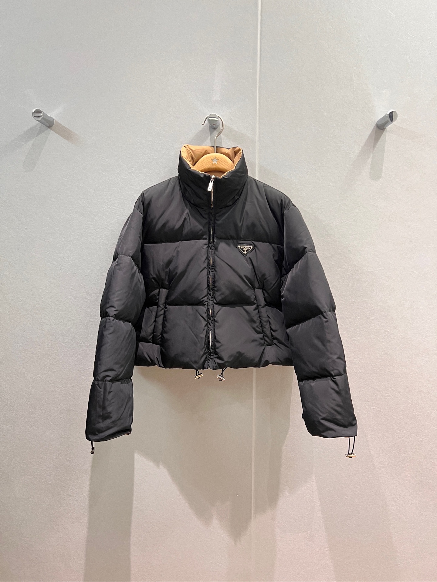 NO:533859,New style of standing collar contrasting inner short down jacket with dust bag, chest triangle badge decorative hem drawstring adjustable waist-hugging loose style, age-reducing must have 90 down 10 feathers SML,, jackets & coats, down jacket, alexander wang19860909配防尘袋新款立领撞色内里短款羽绒服外套 胸前三角徽章装饰下摆抽绳可调节收腰 宽松版型 减龄必备90羽绒10羽毛 SML,,jackets & coats,down jacket,alexander wang,Women's clothing