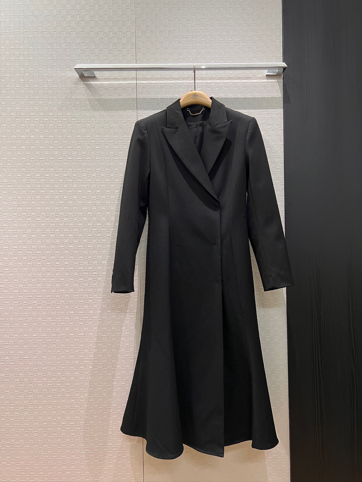 NO:534465,The same style of the new Mencius style, the French minimalist waisted lotus leaf long jacket, three-dimensional tailoring, both sides pockets, full of aura and fashionable commuting SML,,jackets & coats,alexander wang19860909新款孟子仪同款 秀款法式极简收腰荷叶大摆长款外套 大衣立体剪裁 两侧口袋 气场十足时尚通勤 SML,,jackets & coats,alexander wang,Women's clothing