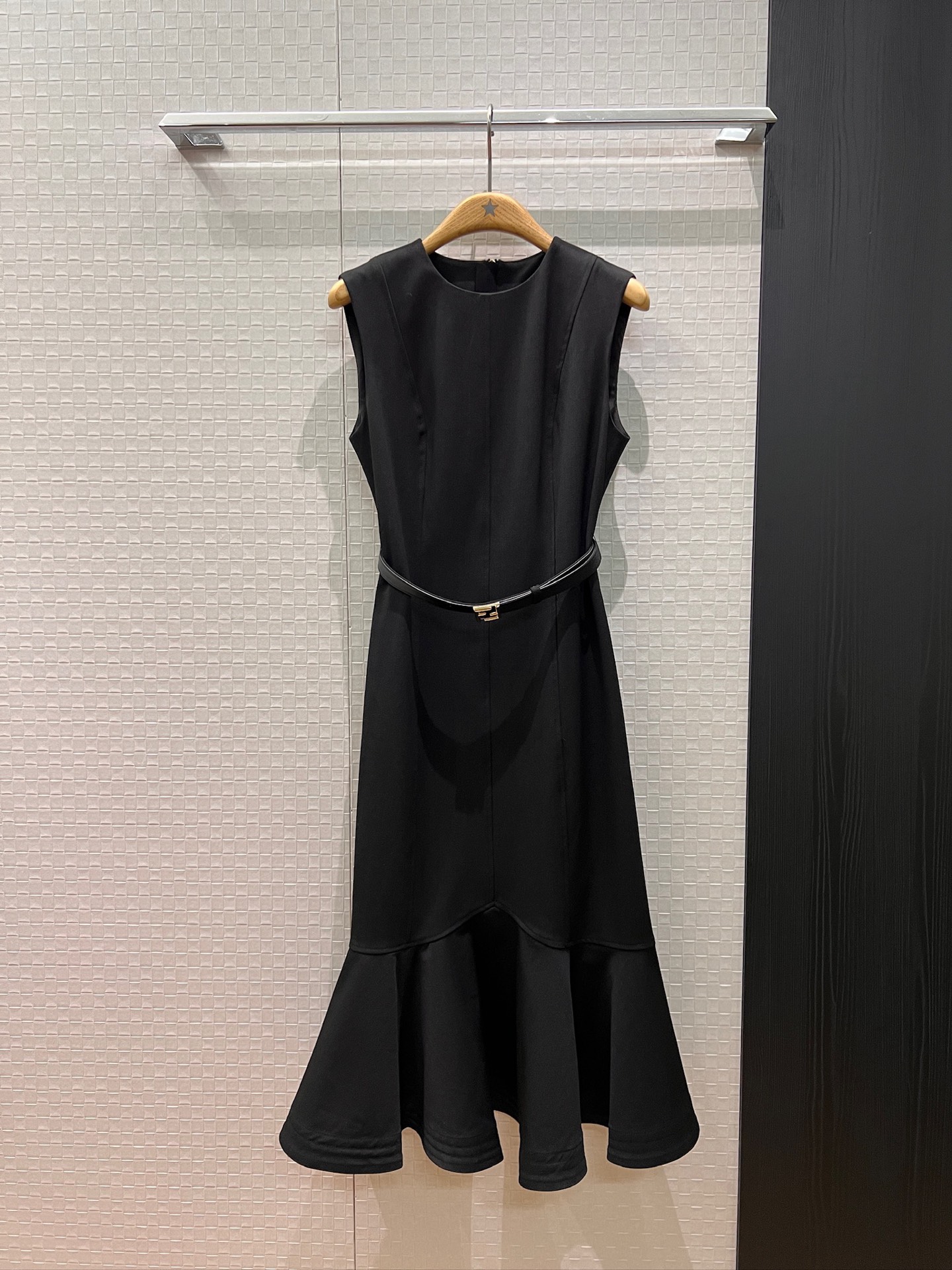NO:534469,New show style sleeveless vest fishtail dress ♀ Delivery double F belt decoration slim and slim Elegant temperament SML, skirts, alexander wang19860909新款秀款无袖背心鱼尾连衣裙♀配送双F腰带装饰 修身显瘦 优雅气质SML,,skirts,alexander wang,Women's clothing