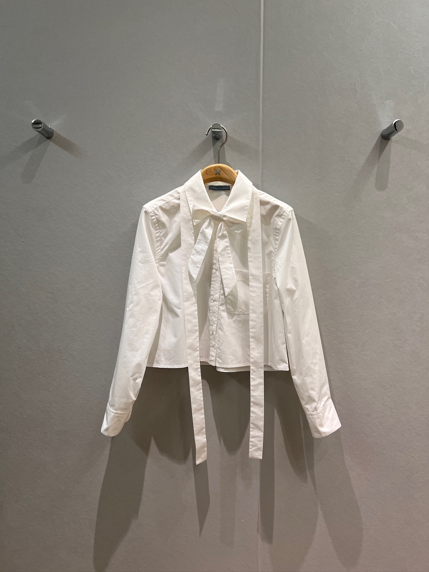NO:534484,New removable bow brooch, streamer decorative short shirt, white shirt control, cute age-reducing patch triangle decoration, college style, casual and versatile SML, brooch, breastpin, alexander wang19860909新款可拆卸蝴蝶结胸针 飘带装饰短款衬衣白色衬衣控 可爱减龄背后贴布三角标装饰 学院风 休闲百搭 SML,,brooch，breastpin,alexander wang,Women's clothing