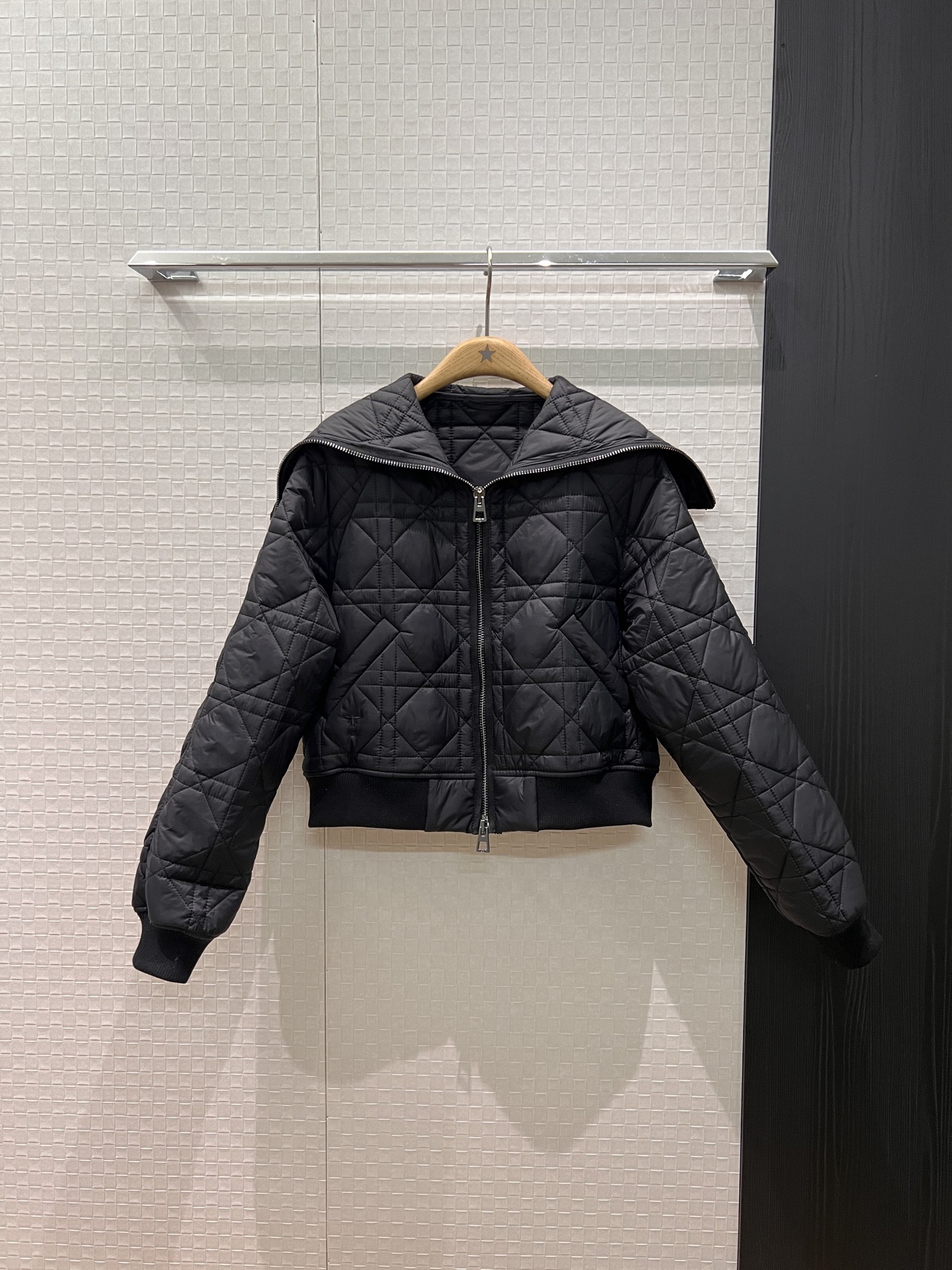 NO:534492,New recommended naval collar design, rattan checked cotton jacket, short waist-hugging cotton jacket, classic embroidered bee on both sides, double zipper, handsome, versatile, sweet, cool, age-reducing, casual street photography, black khaki white, SML,, jackets & coats, jackets & coats, alexander wang19860909新款推荐海军领设计 藤格纹夹棉外套 短款收腰棉服夹克 两侧口袋经典刺绣小蜜蜂 双拉链 帅气百搭 甜酷减龄 休闲街拍 黑色卡其白色 SML,,jackets & coats,jackets & coats,alexander wang,Women's clothing