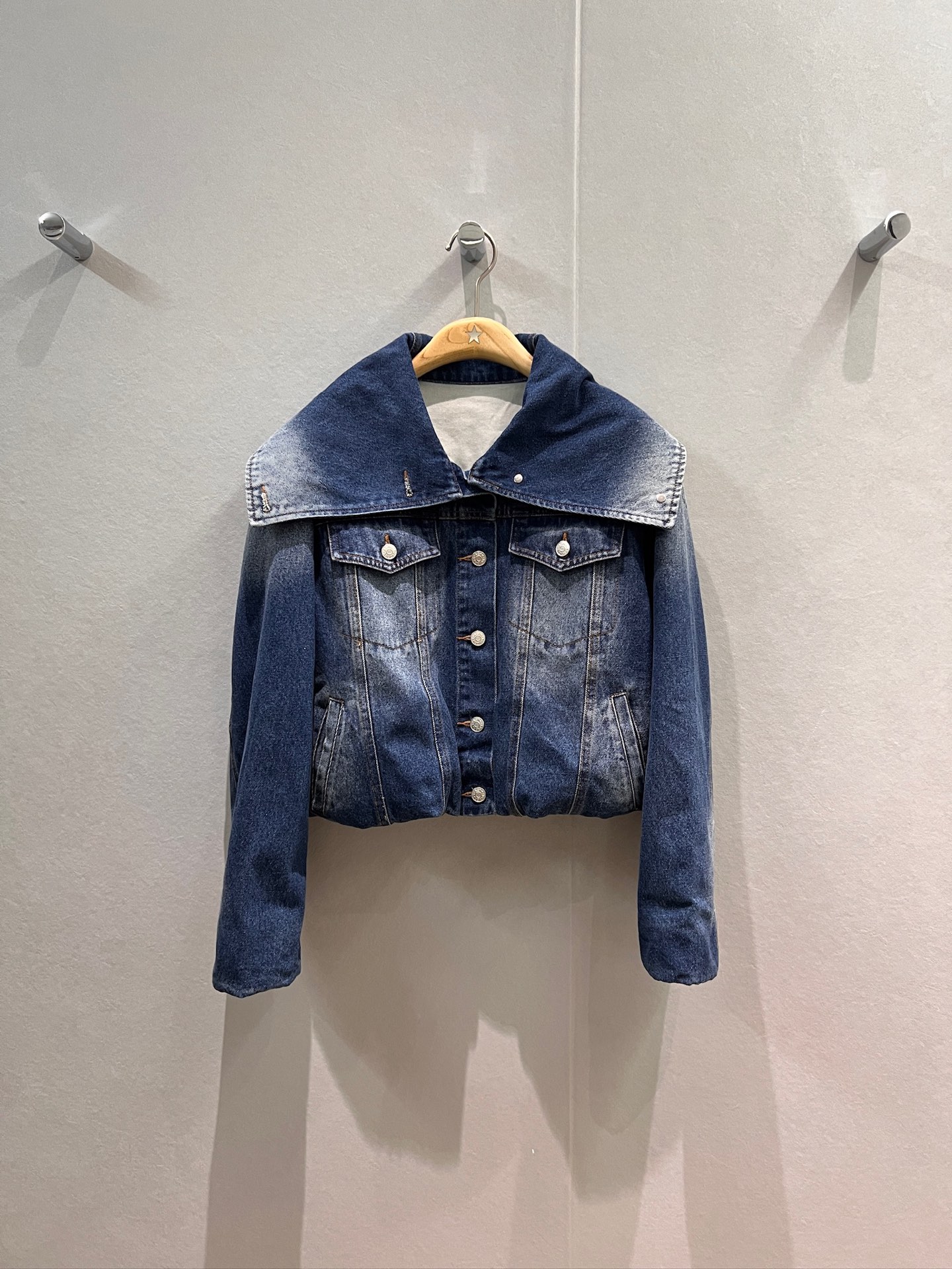 NO:534512,New style is coming Ac Navy Large Lapel High Neck Short Washed Bowl Jacket Flower Bud Hem Elastic waist Multi-style outfit casual and cool Fashion and age-reducing SML, Jackets & coats,alexander wang19860909新款来袭Ac海军大翻领高领短款洗水牛仔外套花苞下摆 松紧收腰 多风格穿搭休闲帅酷 时尚减龄 SML,,jackets & coats,alexander wang,Women's clothing