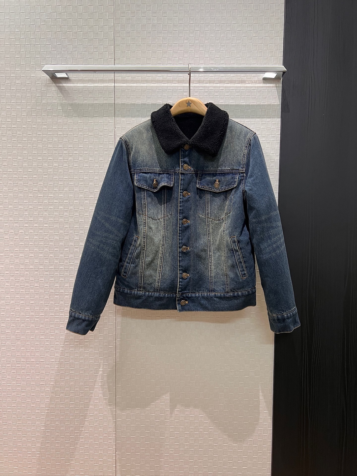 NO:535210,New style is coming black fleece spliced ​​lapel denim jacket retro blue wash fleece inner sweet cool age-reducing temperament versatile and handsome warm SML, jackets & coats,alexander wang19860909新款来袭黑色摇粒绒拼接翻领牛仔外套复古蓝洗水 摇粒绒内里 甜酷减龄 气质百搭帅气保暖 SML,,jackets & coats,alexander wang,Women's clothing