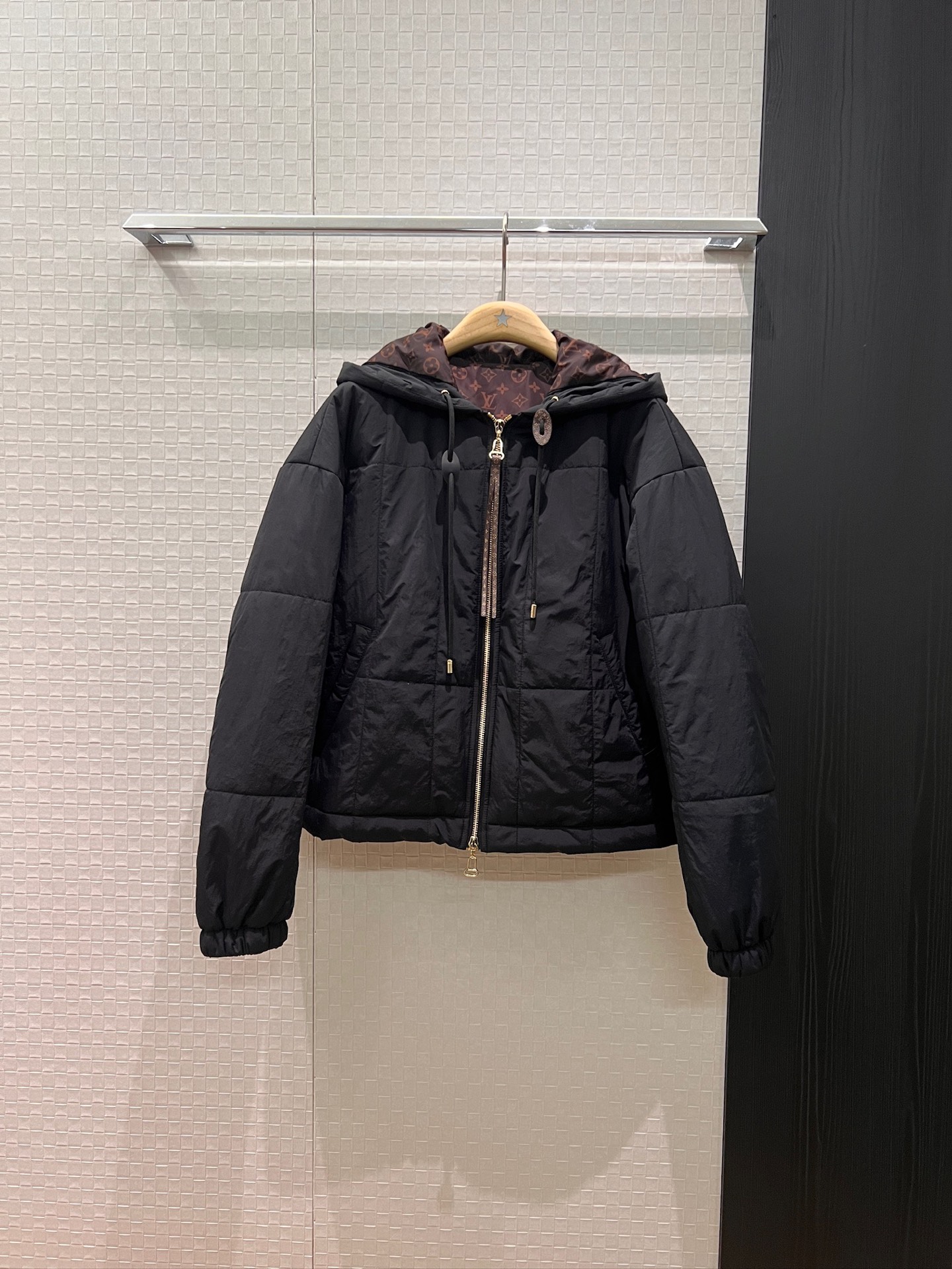 NO:535248,New old-fashioned printed inner lining cotton hooded short jacket sports casual fashion versatile loose age reduction hem can drawstring waist black brown S-XL,,jackets & coats,hats,alexander wang19860909新款老花印花内衬夹棉连帽短款外套运动休闲 时尚百搭宽松减龄 下摆可抽绳收腰 黑色咖色 S-XL,,jackets & coats,hats,alexander wang,Women's clothing