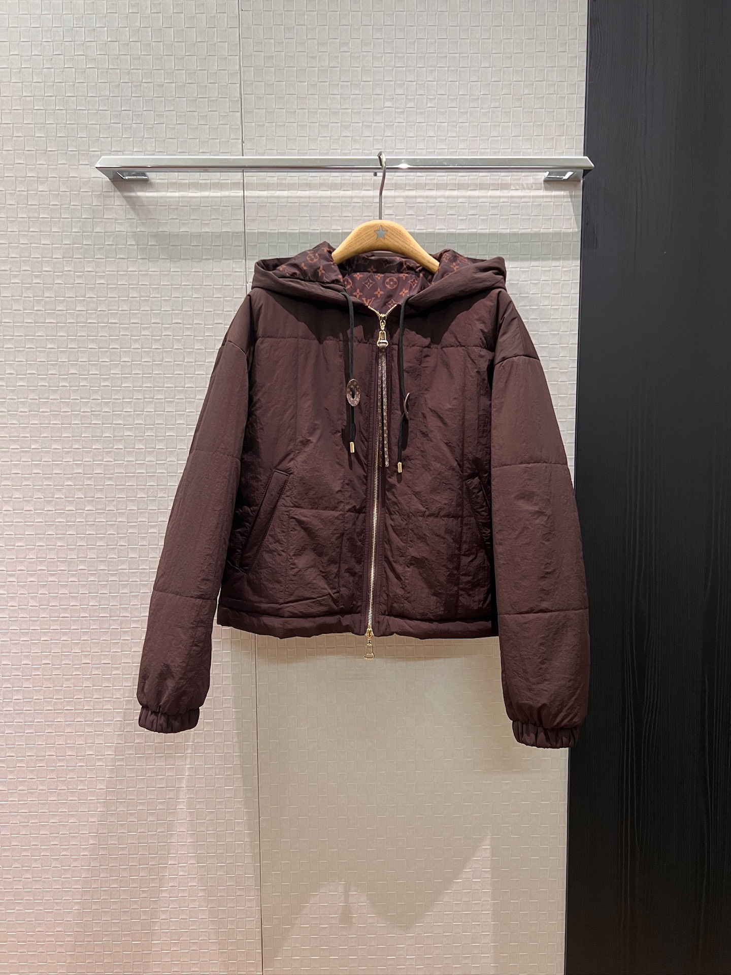 NO:535252,New old-fashioned printed inner lining cotton hooded short jacket sports casual fashion versatile loose age reduction hem can drawstring waist black brown S-XL,,jackets & coats,hats,alexander wang19860909新款老花印花内衬夹棉连帽短款外套运动休闲 时尚百搭宽松减龄 下摆可抽绳收腰 黑色咖色 S-XL,,jackets & coats,hats,alexander wang,Women's clothing