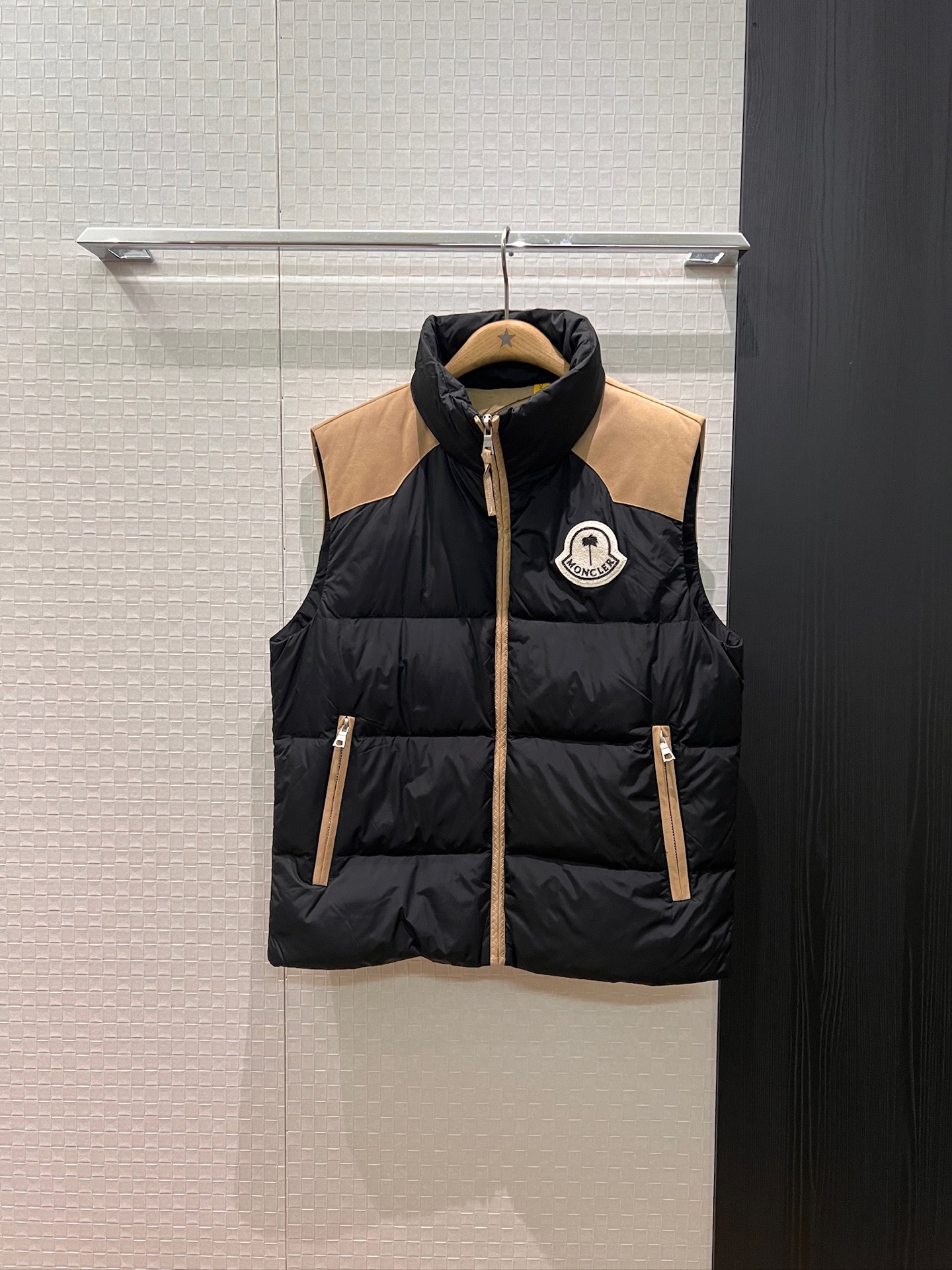 NO:535256,New style cover with dust bag suede color-blocking stand collar down vest vest jacket, big badge on chest logo 90 down 10 feather loose casual, men and women can wear handsome and versatile, sweet and cool age-reducing casual street photography, dark blue and black 48-56,,Moncler, jackets & coats,down jacket,chamois leather,alexander wang19860909配防尘袋新款蒙口 麂皮绒拼色立领羽绒马甲背心外套 胸前大徽章logo90羽绒10羽毛宽松休闲 男女可穿 帅气百搭 甜酷减龄 休闲街拍 深蓝黑色 48-56,,Moncler,jackets & coats,down jacket,chamois leather,alexander wang,Women's clothing