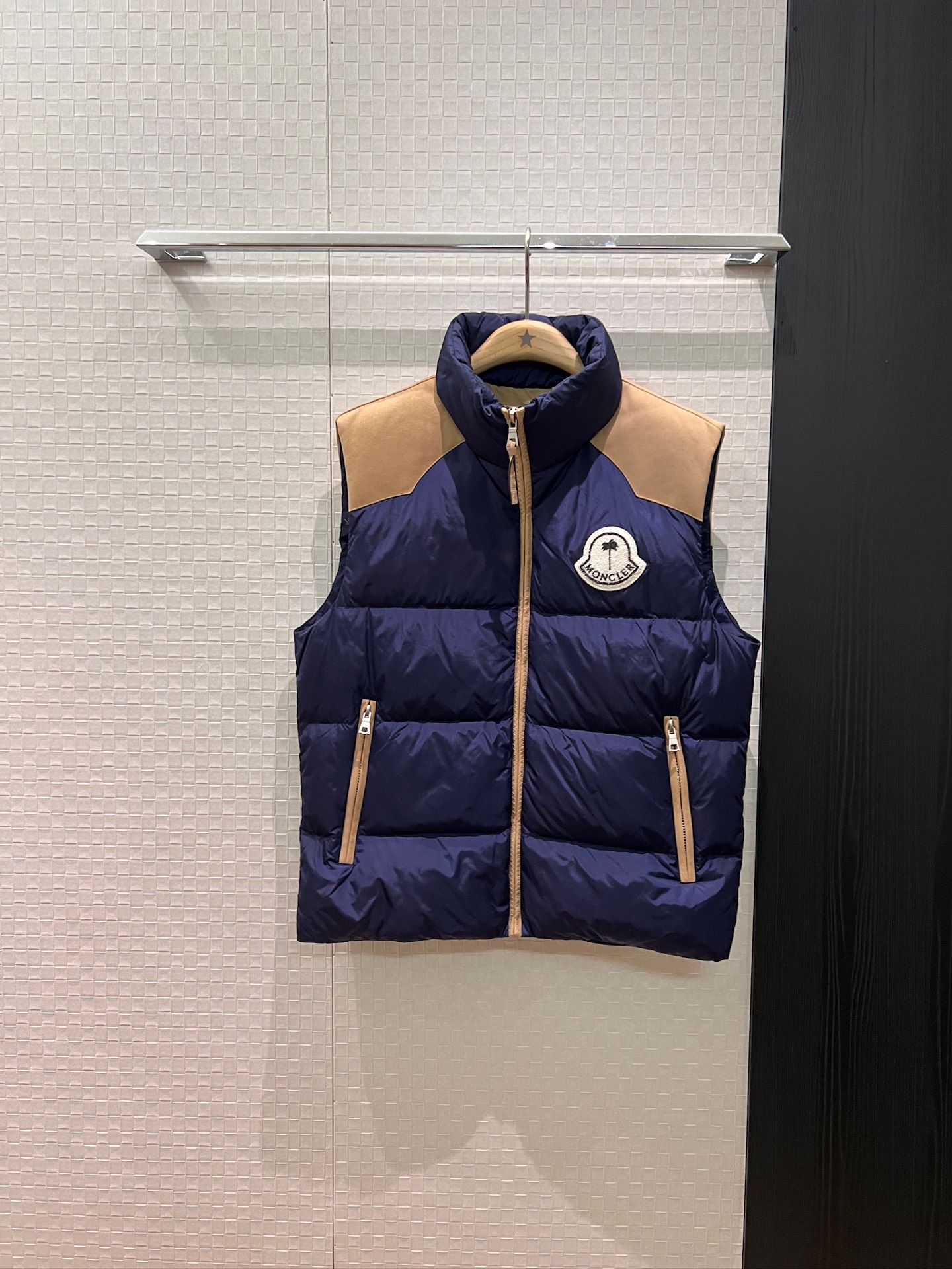 NO:535260,New style cover with dust bag, suede color-blocking stand collar down vest vest jacket, big badge on chest logo 90 down 10 feathers loose and casual, men and women can wear, handsome and versatile, sweet and cool age-reducing, casual street photography, dark blue black S-XXL,, Moncler, jackets & coats, down jacket, chamois leather, alexander wang19860909配防尘袋新款蒙口 麂皮绒拼色立领羽绒马甲背心外套 胸前大徽章logo90羽绒10羽毛宽松休闲 男女可穿 帅气百搭 甜酷减龄 休闲街拍 深蓝黑色 S-XXL,,Moncler,jackets & coats,down jacket,chamois leather,alexander wang,Women's clothing