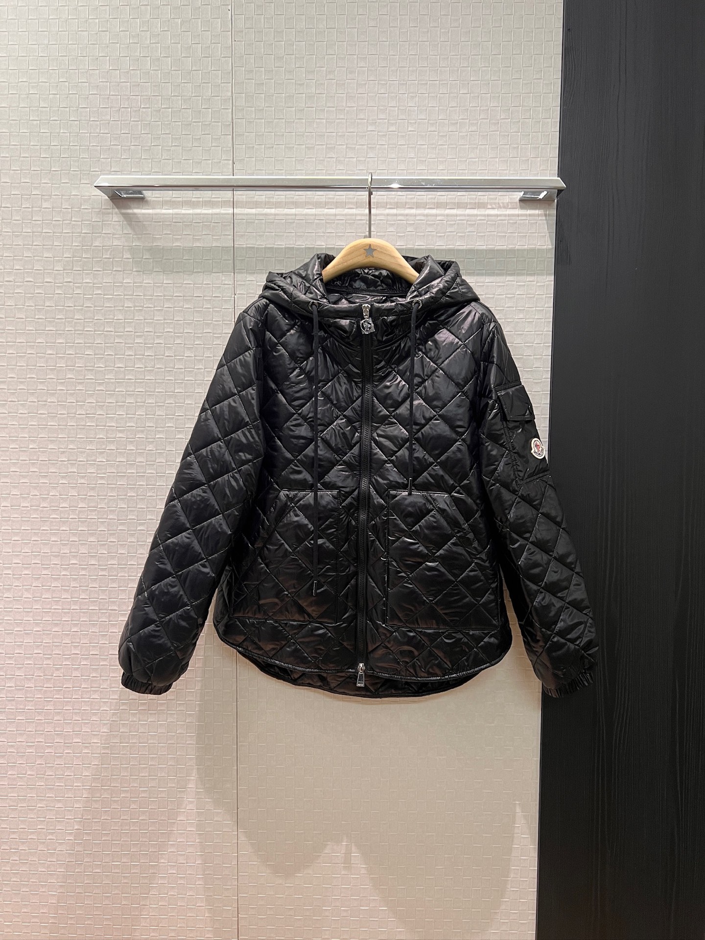 NO:535267,Cotton coat! New style recommended hooded diamond-shaped cotton coat, hat non-removable classic armband pocket decoration, irregular hem design A-shaped style, loose and casual, light and versatile, black and white SML, Moncler, jackets & coats,hats,alexander wang19860909棉衣! 新款推荐蒙口 连帽菱格纹棉服外套 帽子不可拆卸经典袖标口袋装饰 不规则下摆设计A字版型 宽松休闲 轻薄百搭 黑色白色 SML,,Moncler,jackets & coats,hats,alexander wang,Women's clothing