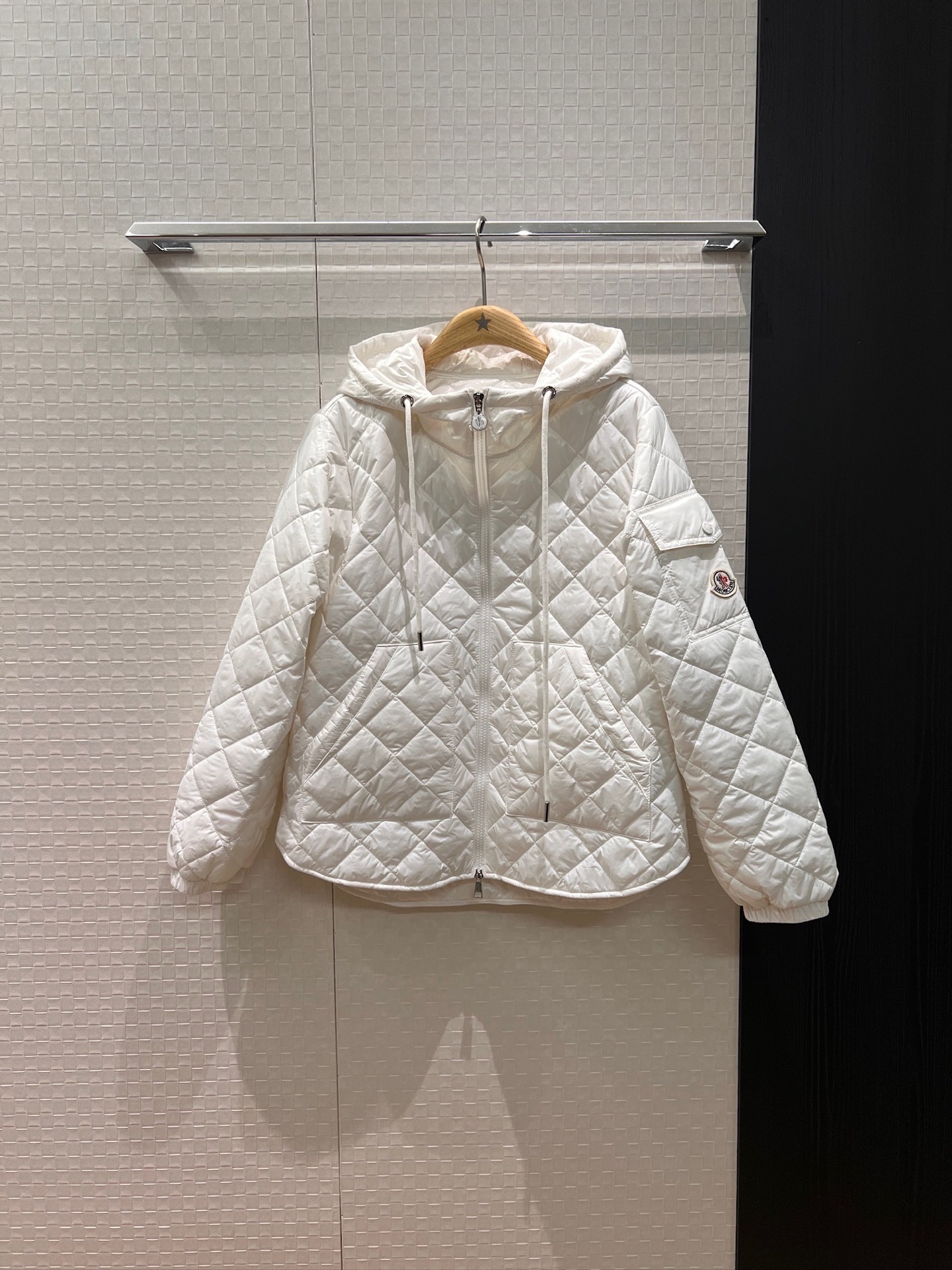 NO:535249,Cotton coat! New style recommended hooded diamond-shaped cotton coat, hat non-removable classic armband pocket decoration, irregular hem design A-shaped style, loose and casual, light and versatile, black and white SML, Moncler, jackets & coats,hats,alexander wang19860909棉衣! 新款推荐蒙口 连帽菱格纹棉服外套 帽子不可拆卸经典袖标口袋装饰 不规则下摆设计A字版型 宽松休闲 轻薄百搭 黑色白色 SML,,Moncler,jackets & coats,hats,alexander wang,Women's clothing