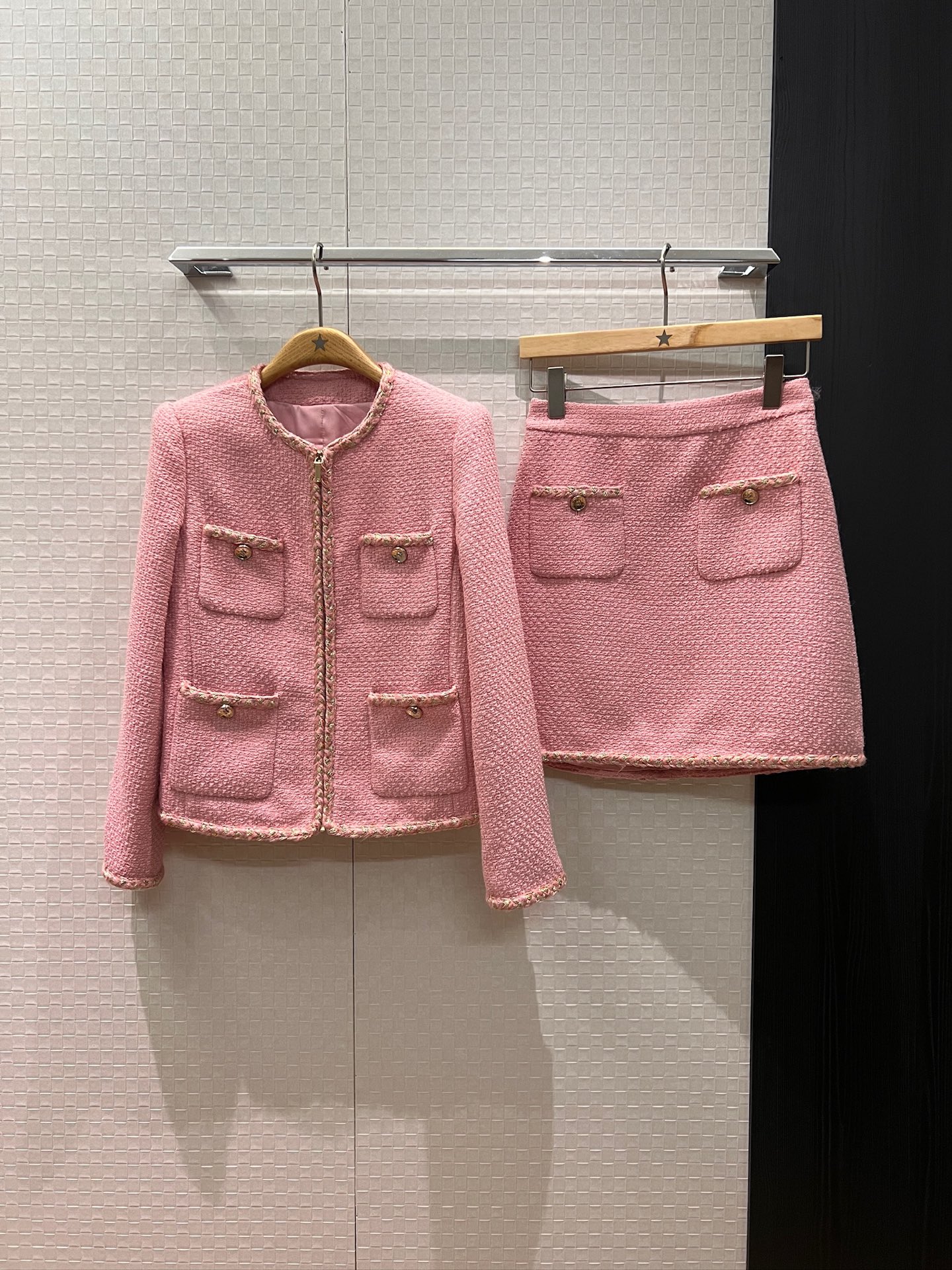 NO:536231,Outer skirt new style gold thread braided edge decoration pink tweed jacket pocket decoration hip skirt open mold double C buckle simple and slim temperament versatile wool blend elegant and fashionable SML, skirts, jackets & coats, alexander wang19860909外 半裙新款金丝线编织边装饰 粉色粗花呢外套口袋装饰包臀半裙开模双C扣 简洁修身 气质百搭 羊毛混纺 优雅时尚 SML,,skirts,jackets & coats,alexander wang,Women's clothing