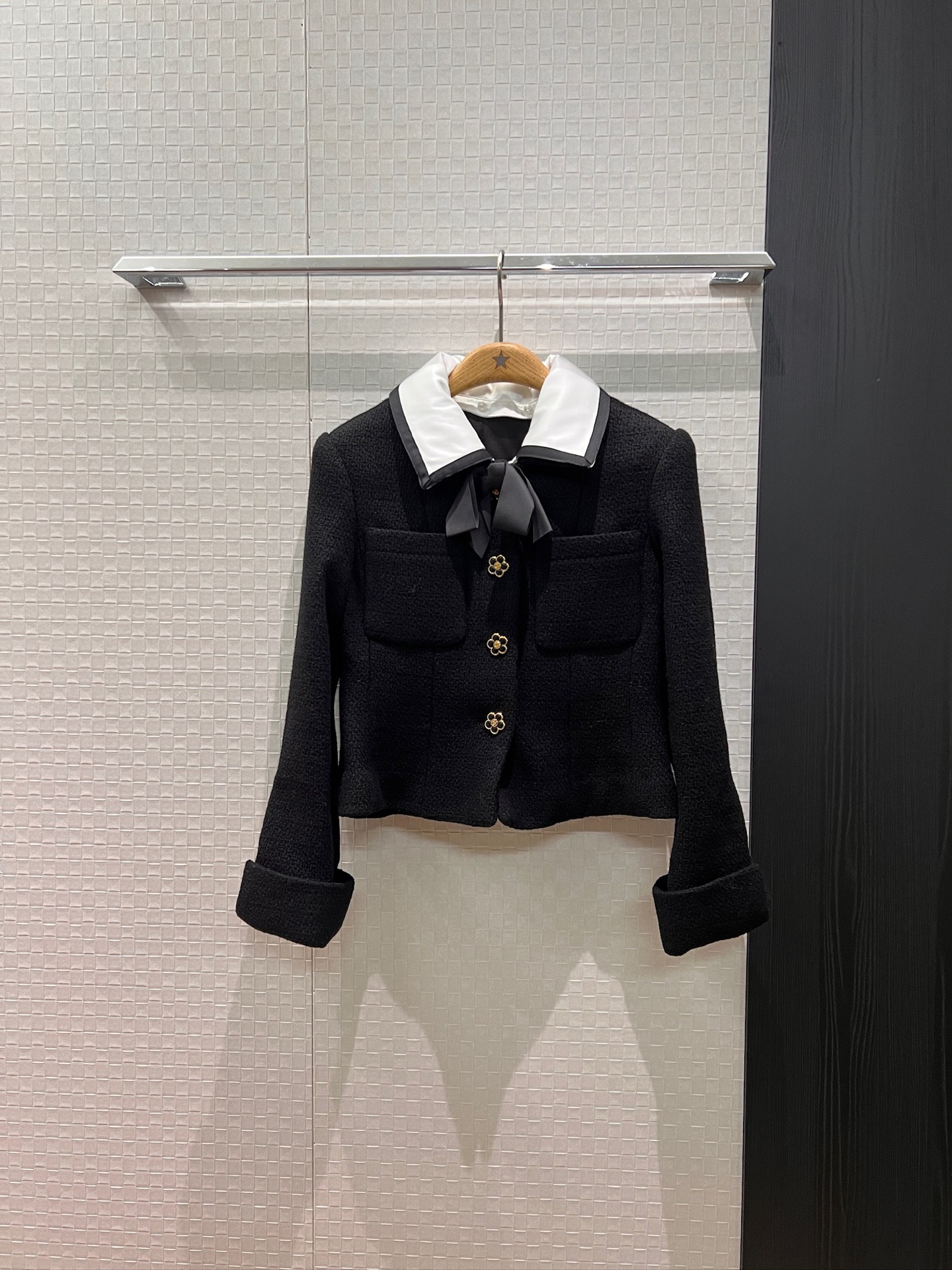 NO:536238,New collar two-wear design, bow black-edged white-collar short tweed jacket, white collar removable, cuff curled edges, molded camellia buttons, commuting fashion, casual, versatile, sweet and age-reducing SML,, jackets & coats,alexander wang19860909新款衣领两穿设计 蝴蝶结黑边白领短款粗花呢外套 白色衣领可拆卸 袖口卷边开模山茶花扣 通勤时尚 休闲百搭甜美减龄 SML,,jackets & coats,alexander wang,Women's clothing