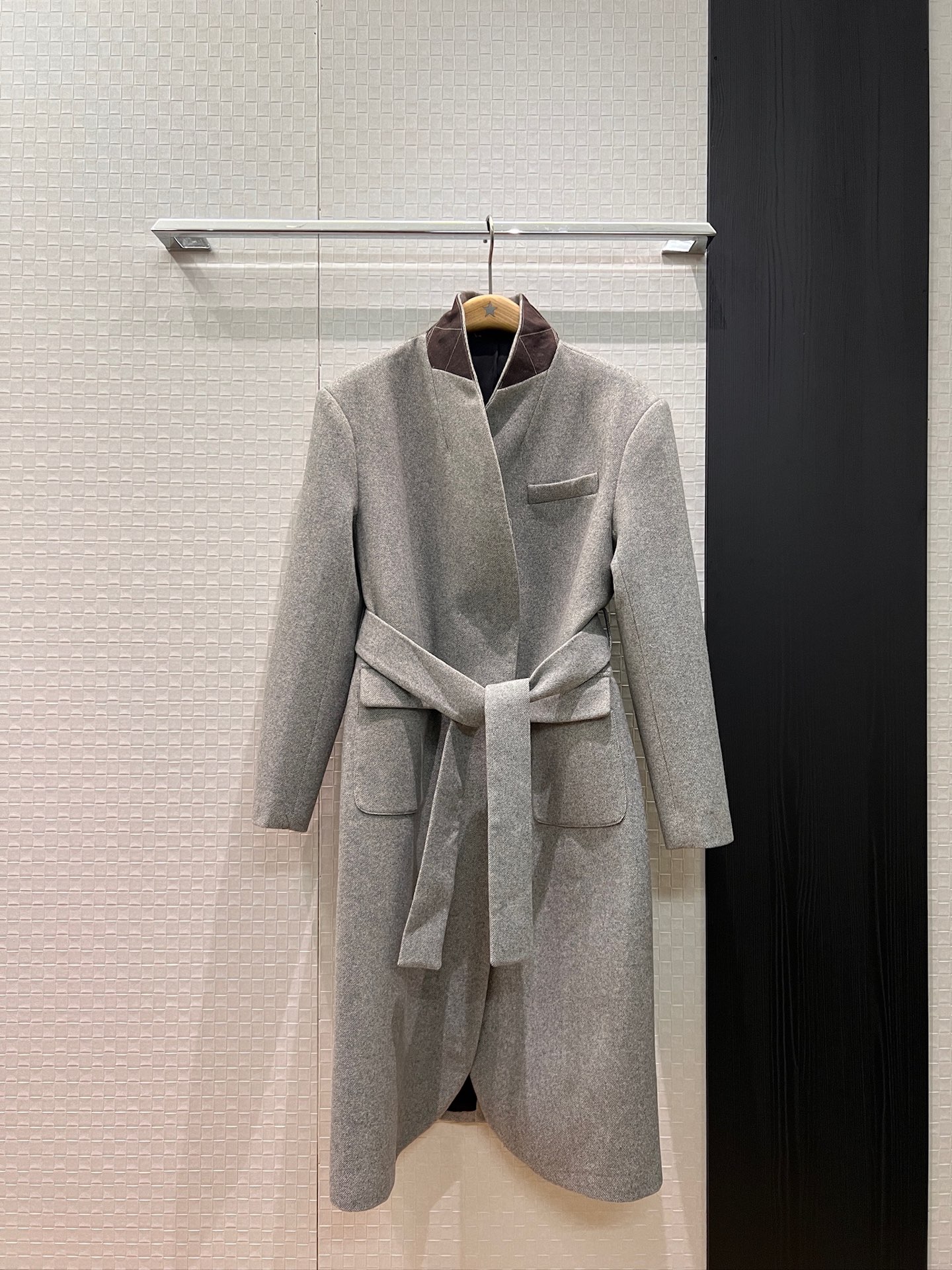 NO:536224,New style with dust bags is coming BC bright line stand-up collar green fruit collar two-wear twill wool coat long jacket classic bead chain edge delivery cloth belt waist decoration slack old money style must have fashion and handsome temperament versatile wool blend Maillard brown/gray SML,,jackets & coats,alexander wang19860909配防尘袋新款来袭BC明线立领青果领两穿 斜纹羊毛大衣长款外套经典珠链边 配送本布腰带收腰装饰 松弛感老钱风必备 时尚帅气气质百搭 羊毛混纺 美拉德棕/灰色 SML,,jackets & coats,alexander wang,Women's clothing