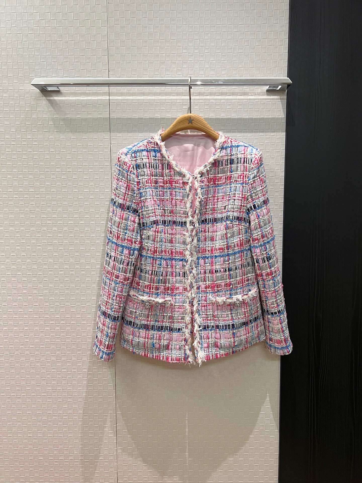 NO:536227,New style is coming to braided tassel edge round neck pink blue tweed jacket heavy-duty woven fabric open mold gem buckle low-key luxury temperament versatile socialite elegant SML, jackets & coats,alexander wang19860909新款来袭编织流苏边圆领粉蓝色粗花呢外套重工编织面料 开模宝石扣 低调奢华 气质百搭名媛优雅 SML,,jackets & coats,alexander wang,Women's clothing