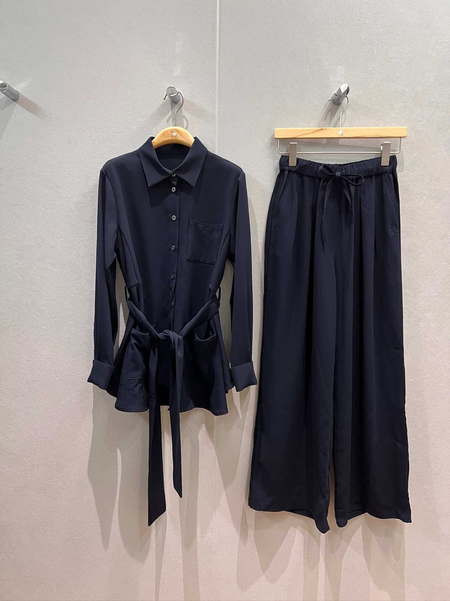 NO:544390,The new style of tops and pants, the same style as the old Qian style, acetic acid casual suit, belt-decorated long-sleeved shirt with wide-leg pants, classic embroidered logo badge, elastic waist, capable and handsome, fashionable, relaxed, sweet, cool, age-reducing, dark blue wine red, SML,,alexander wang19860909上衣裤子新款泰星同款 老钱风 醋酸休闲套装 系腰带装饰长袖衬衣搭配阔腿裤 经典刺绣logo徽章 松紧腰 干练帅气 时尚松弛感甜酷减龄 深蓝酒红 SML,,alexander wang,Women's clothing