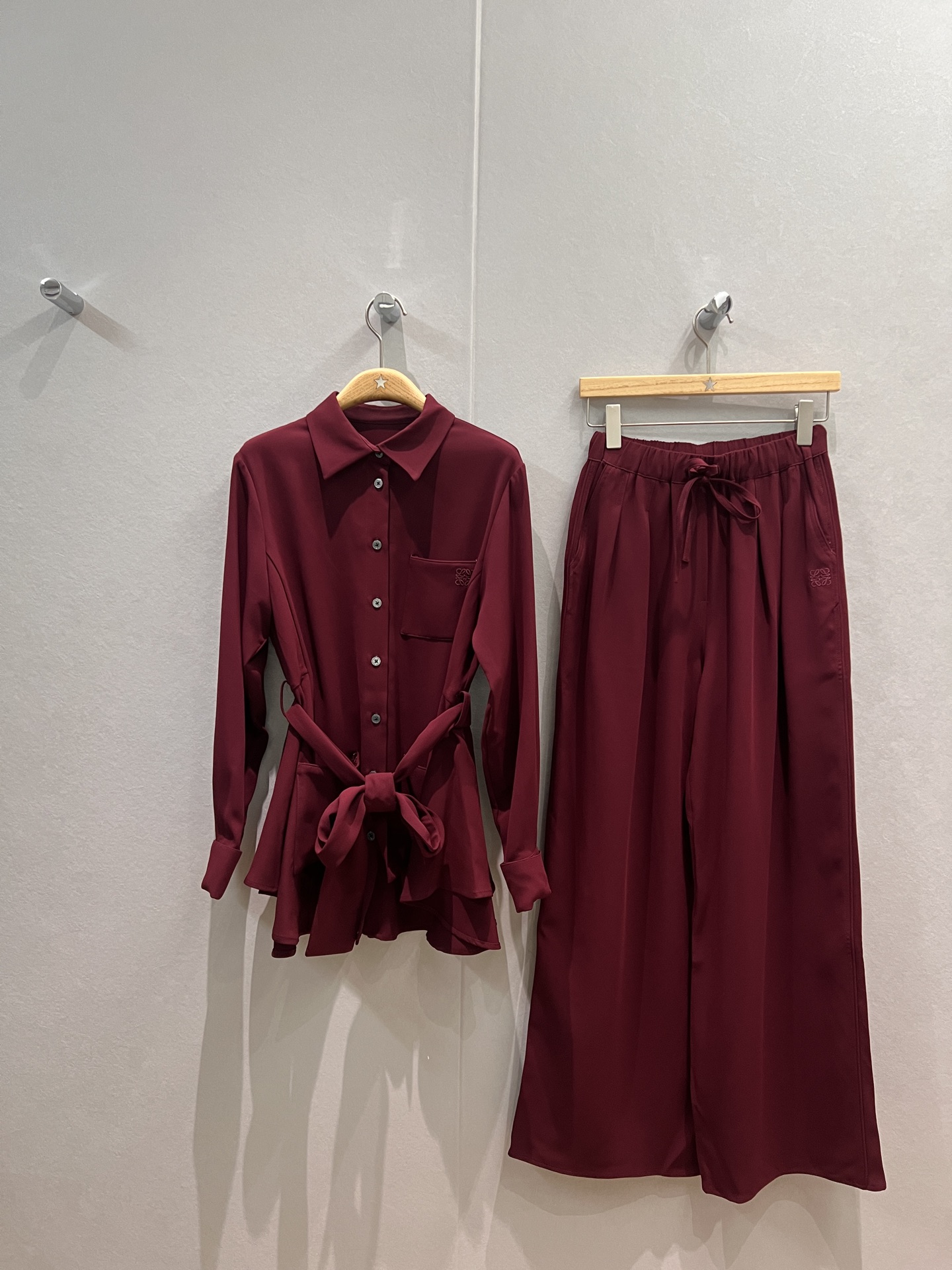 NO:544398,The new style of tops and pants, the same style as the old Qian style, acetic acid casual suit, belt-decorated long-sleeved shirt with wide-leg pants, classic embroidered logo badge, elastic waist, capable and handsome, fashionable, relaxed, sweet, cool, age-reducing, dark blue wine red, SML,,alexander wang19860909上衣裤子新款泰星同款 老钱风 醋酸休闲套装 系腰带装饰长袖衬衣搭配阔腿裤 经典刺绣logo徽章 松紧腰 干练帅气 时尚松弛感甜酷减龄 深蓝酒红 SML,,alexander wang,Women's clothing