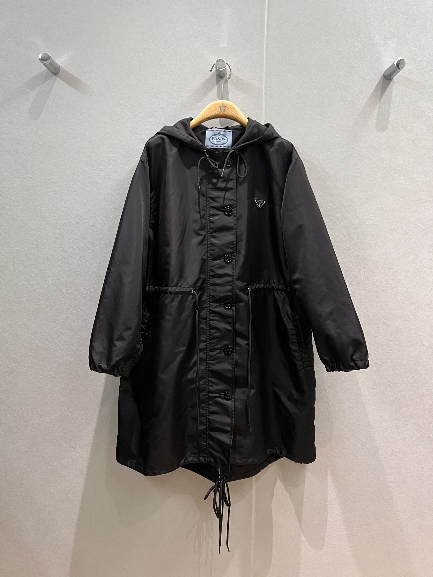 NO:544407,New classic triangular logo decorative hooded long nylon windbreaker jacket waist drawstring waist design loose style elastic cuffs rear slit tether concave shape street shot fashion casual SML, Jackets & coats,hats,alexander wang19860909新款胸前经典三角徽标装饰连帽长款尼龙风衣外套腰围可抽绳收腰设计 宽松版型 袖口松紧 后摆开叉系绳 凹造型街拍时尚休闲 SML,,jackets & coats,hats,alexander wang,Women's clothing