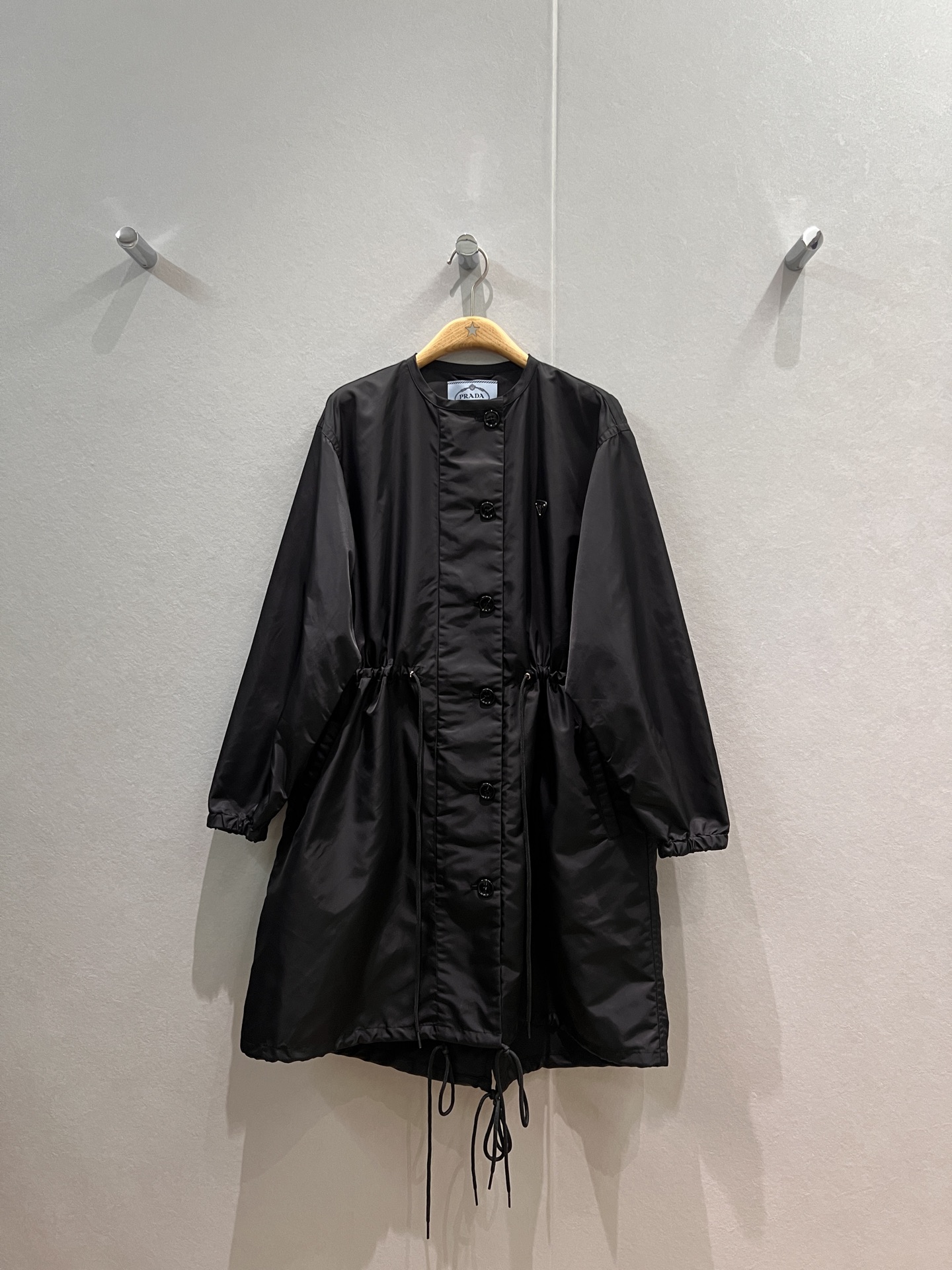 NO:544411,New classic triangular logo decoration on the chest, round neck long nylon windbreaker jacket waist can be drawnstring waist design, loose style, elastic cuffs, slit tether on the back, concave shape street shots, fashionable and casual SML, jackets & coats,alexander wang19860909新款胸前经典三角徽标装饰 圆领长款尼龙风衣外套腰围可抽绳收腰设计 宽松版型 袖口松紧 后摆开叉系绳 凹造型街拍时尚休闲 SML,,jackets & coats,alexander wang,Women's clothing