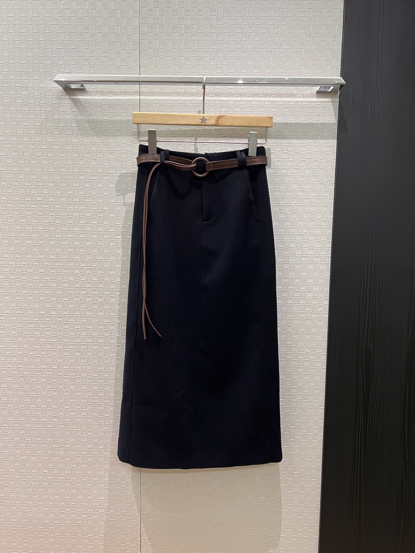 NO:544440,New autumn and winter French minimalist tether belt decorative long skirt with pockets on both sides, slit slit and versatile commuting, slim and age-reducing essential black dark blue gray S-XL, skirts, alexander wang19860909新款秋冬 法式极简系绳腰带装饰长款半裙 两侧口袋 后摆开叉通勤百搭 修身显瘦减龄必备 黑色深蓝灰色 S-XL,,skirts,alexander wang,Women's clothing