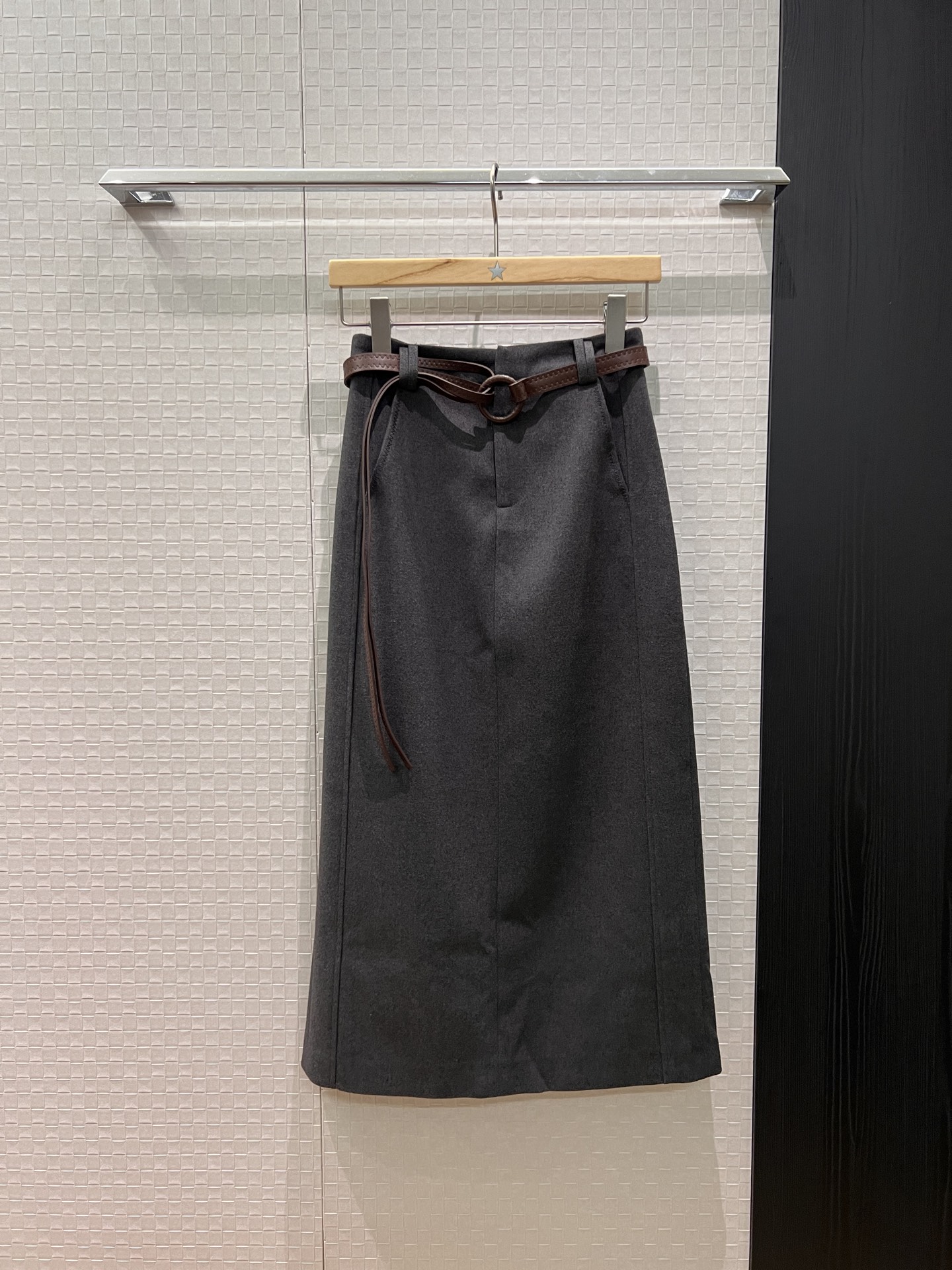 NO:544450,New autumn and winter French minimalist tether belt decorative long skirt with pockets on both sides, slit slit and versatile commuting, slim and age-reducing essential black dark blue gray S-XL, skirts, alexander wang19860909新款秋冬 法式极简系绳腰带装饰长款半裙 两侧口袋 后摆开叉通勤百搭 修身显瘦减龄必备 黑色深蓝灰色 S-XL,,skirts,alexander wang,Women's clothing