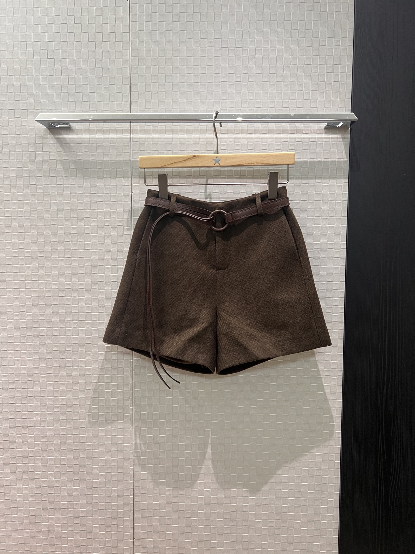 NO:544429,New tether belt high waist suit shorts wool blend A-line style, slim and versatile commuting temperament, must-have for age reduction, black dark gray brown S-XL, shorts, business suit, alexander wang19860909新款系绳腰带高腰西装短裤羊毛混纺 A字版型 显瘦百搭通勤气质 减龄必备 黑色深灰咖色 S-XL,,shorts,business suit,alexander wang,Women's clothing