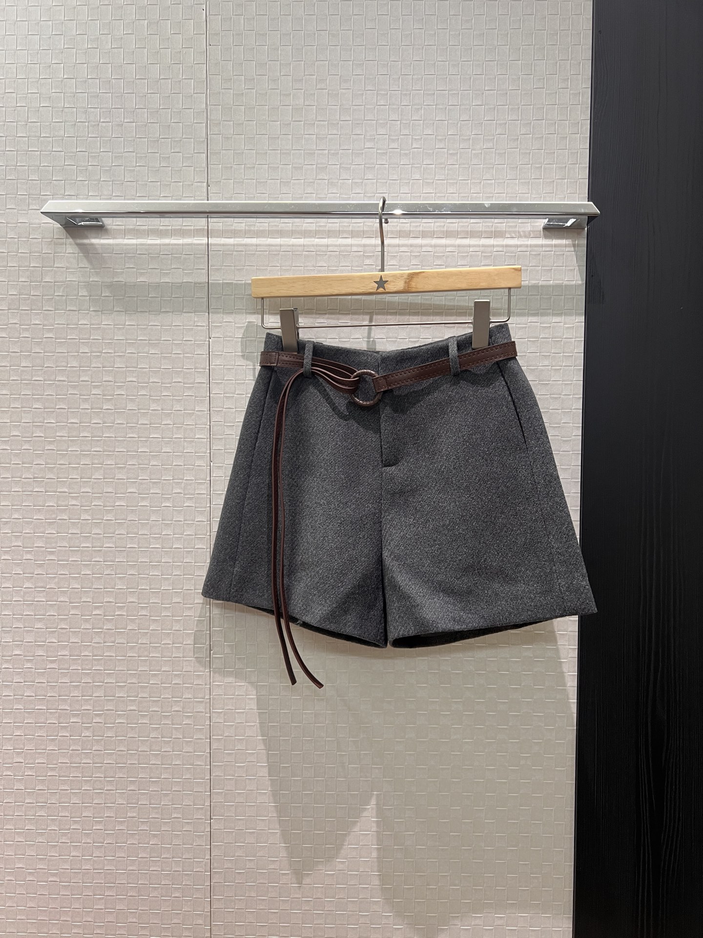 NO:544438,New tether belt high waist suit shorts wool blend A-line style, slim and versatile commuting temperament, must-have for age reduction, black dark gray brown S-XL, shorts, business suit, alexander wang19860909新款系绳腰带高腰西装短裤羊毛混纺 A字版型 显瘦百搭通勤气质 减龄必备 黑色深灰咖色 S-XL,,shorts,business suit,alexander wang,Women's clothing
