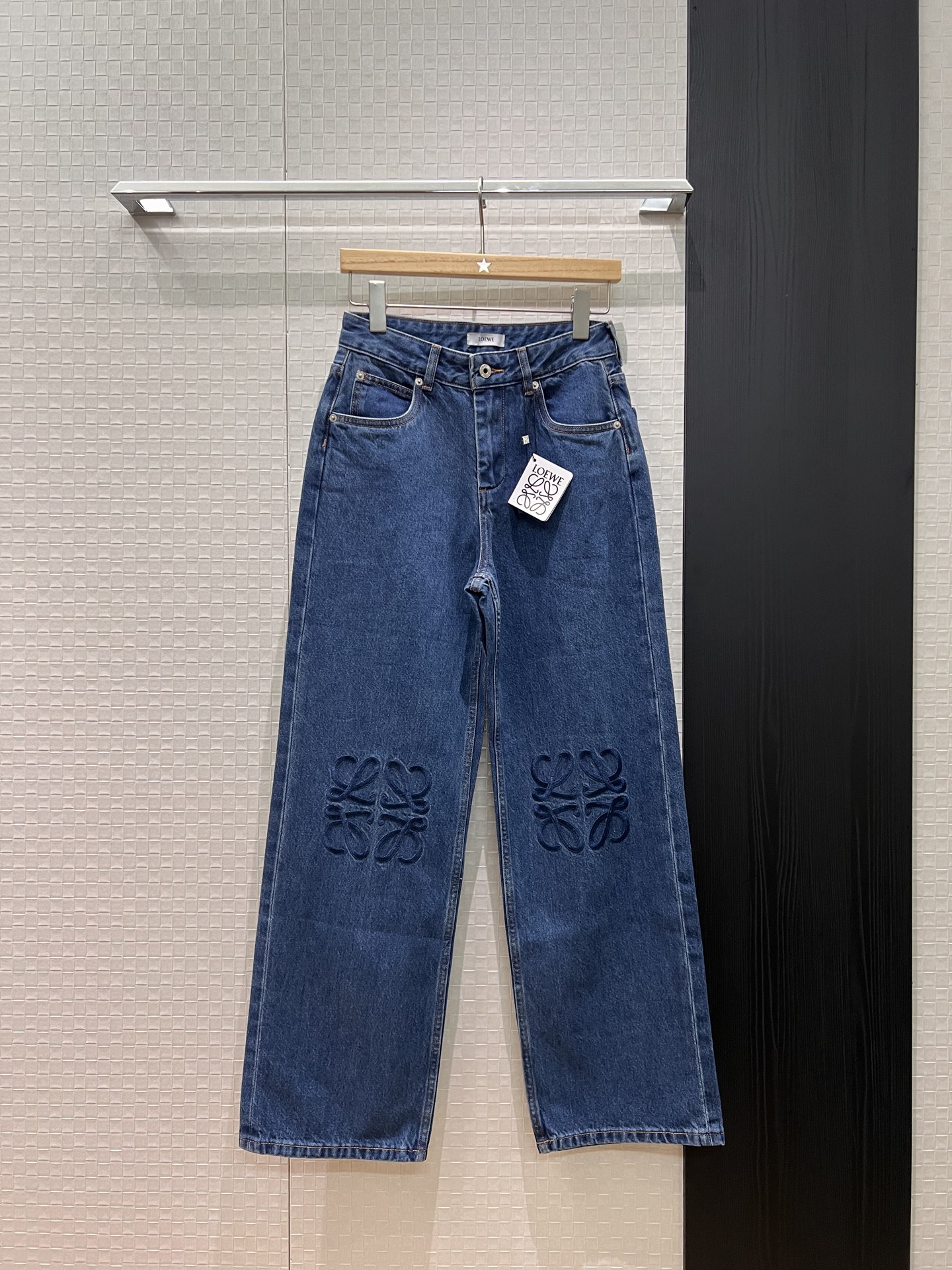 NO:544449,New style of Chong early autumn classic knee embroidery Loewe badge straight jeans wide-leg pants wash classic blue casual dresses must-have 26-29, loewe, jeans, alexander wang19860909新款冲冲早秋 经典膝盖刺绣Loewe徽章直筒牛仔裤 阔腿裤洗水经典蓝 休闲神搭 减龄必备26-29,,loewe,jeans,alexander wang,Women's clothing
