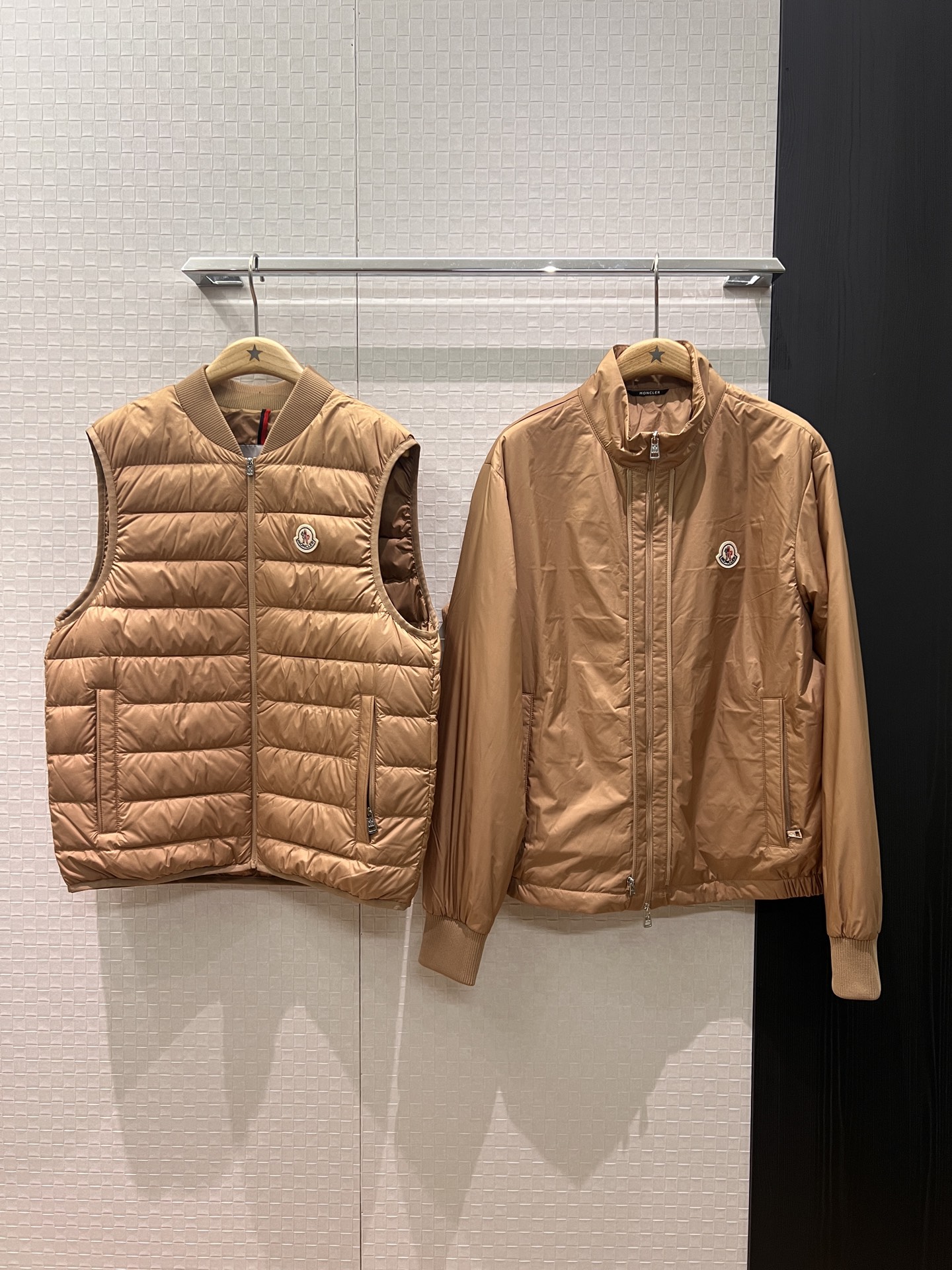 NO:544463,New style cover with dust bag, removable two-piece set, round neck down vest vest, stand collar down jacket jacket, classic chest badge logo 90 down 10 feathers loose and casual, men and women can wear, handsome and versatile, sweet and cool age-reducing, casual street photography, khaki black S-XXL,, Moncler, jackets & coats, jackets & coats, down jacket, alexander wang19860909配防尘袋新款蒙口 可拆装两件套 圆领羽绒马甲背心立领羽绒服夹克外套 经典胸前徽章logo90羽绒10羽毛宽松休闲 男女可穿 帅气百搭 甜酷减龄 休闲街拍 卡其黑色 S-XXL,,Moncler,jackets & coats,jackets & coats,down jacket,alexander wang,Women's clothing