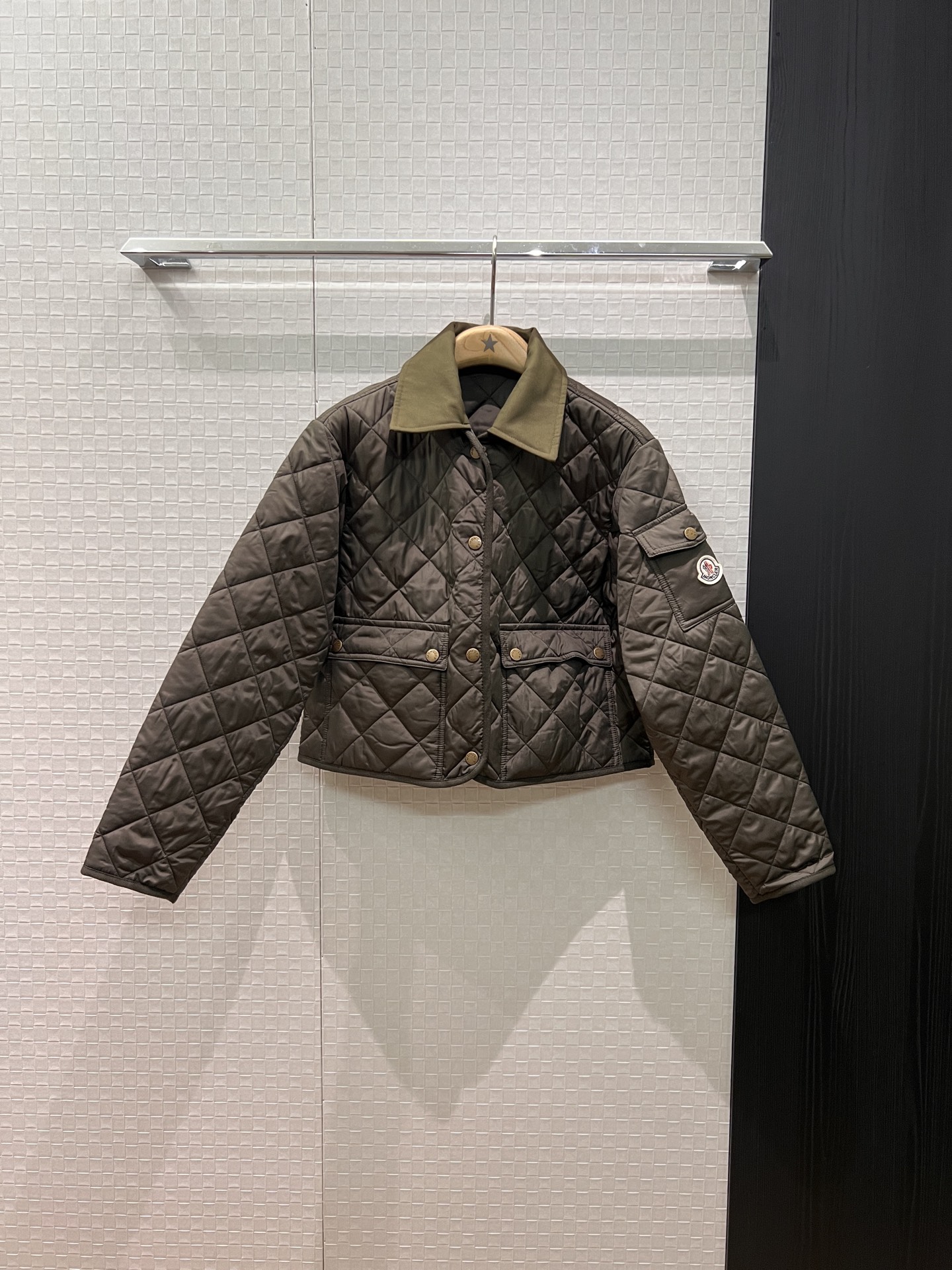 NO:544471,Cotton coat! New cover-up color-blocked lapel diamond pattern short cotton coat jacket classic armband pocket decoration Large pockets on both sides loose and casual, thin and versatile military green white 0-3,,Moncler, jackets & coats,alexander wang19860909棉衣! 新款蒙口 拼色翻领菱格纹短款棉服外套经典袖标口袋装饰 两侧大口袋宽松休闲 轻薄百搭 军绿白色 0-3,,Moncler,jackets & coats,alexander wang,Women's clothing