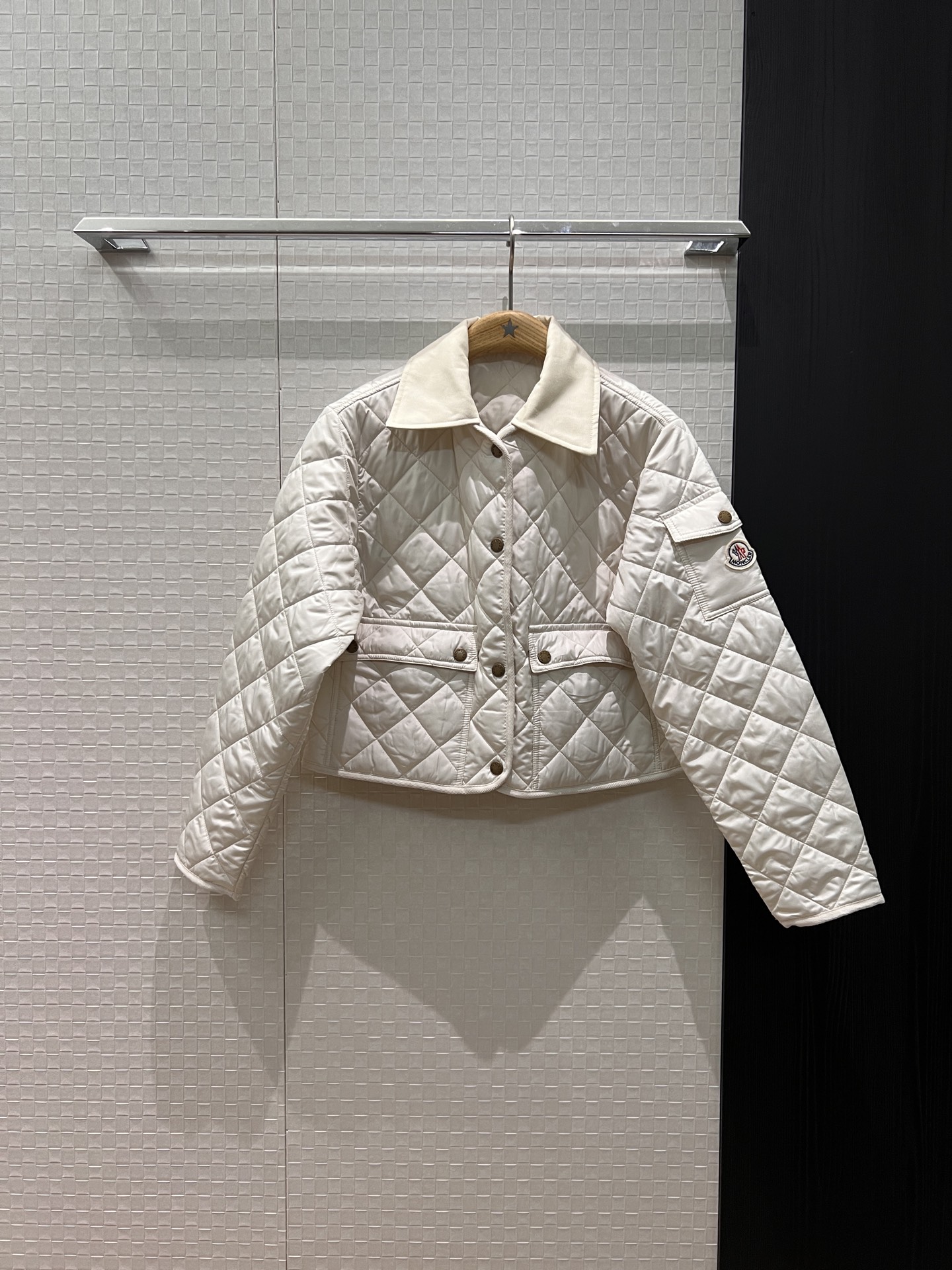 NO:544479,Cotton coat! New cover-up color-blocked lapel diamond pattern short cotton coat jacket classic armband pocket decoration Large pockets on both sides loose and casual, thin and versatile military green white 0-3,,Moncler, jackets & coats,alexander wang19860909棉衣! 新款蒙口 拼色翻领菱格纹短款棉服外套经典袖标口袋装饰 两侧大口袋宽松休闲 轻薄百搭 军绿白色 0-3,,Moncler,jackets & coats,alexander wang,Women's clothing