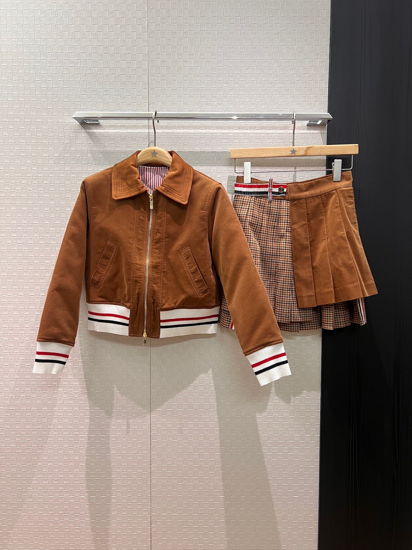 NO:544487,The new model is coming to Ouyang Didi's same style. TB suede collar spliced ​​corduroy waist-hugging short jacket. Cotton jacket. Striped cuff hem. Classic red, white and blue lining. Casual and age-reducing. You can wear the same style of skirt. SML,, skirts, jackets & coats, jackets & coats,chamois leather,alexander wang19860909新款来袭欧阳娣娣同款 TB麂皮绒衣领拼接灯芯绒收腰短款外套棉服夹克 条纹袖口下摆经典红白蓝内衬 休闲减龄 可搭同款半裙 SML,,skirts,jackets & coats,jackets & coats,chamois leather,alexander wang,Women's clothing