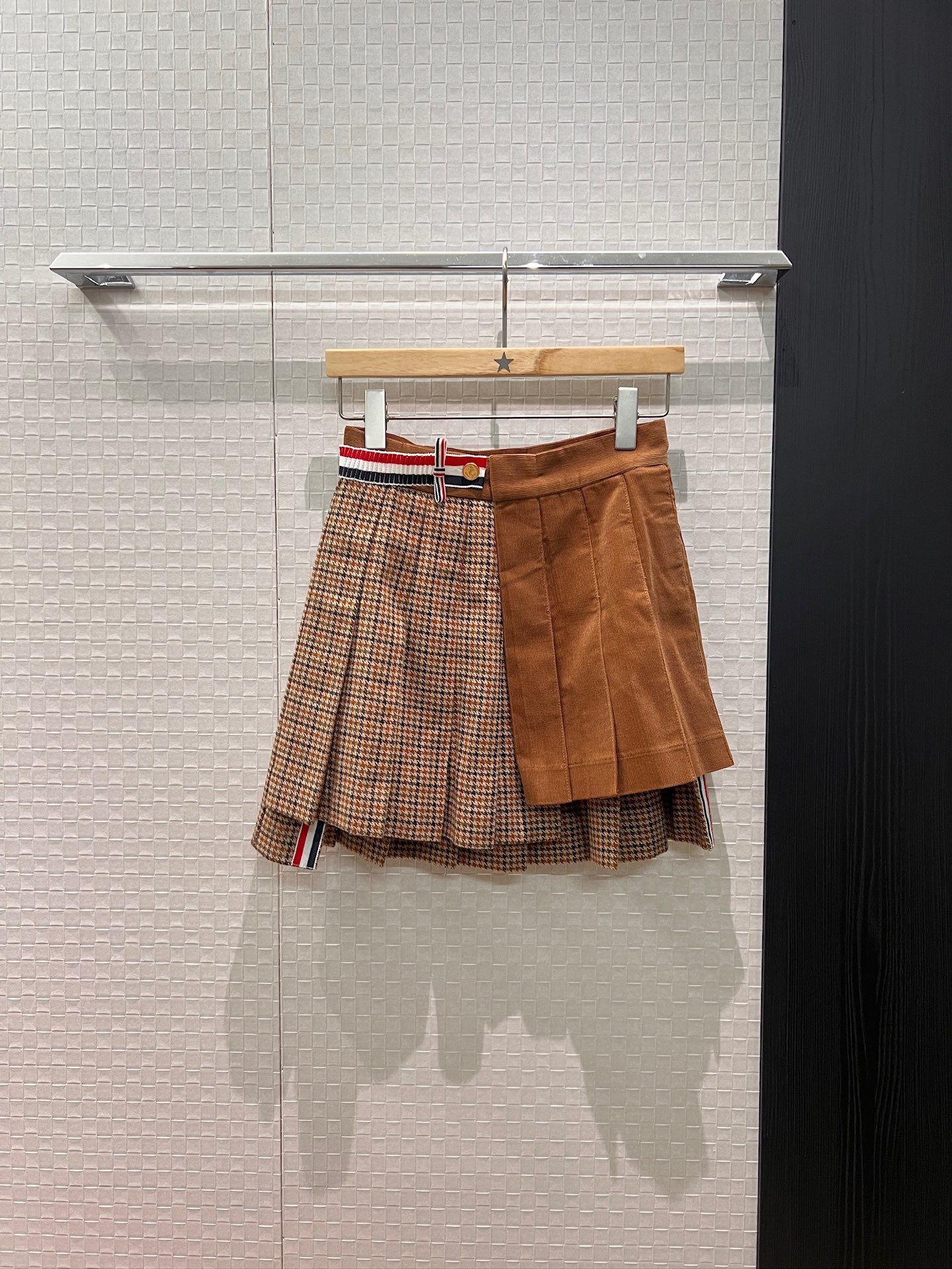 NO:544495,The new model is coming Ouyang Didi, Wang Herun, same style, TB autumn and winter, corduroy spliced ​​houndstooth pleated skirt, classic red, white and blue webbing bow decoration, skirt short front and long back can be matched with the same jacket SML, skirts, jackets & coats, alexander wang19860909新款来袭欧阳娣娣 王鹤润同款 TB秋冬 灯芯绒拼接千鸟格不规则百褶半裙经典红白蓝织带蝴蝶结装饰 裙摆前短后长可搭同款夹克 SML,,skirts,jackets & coats,alexander wang,Women's clothing