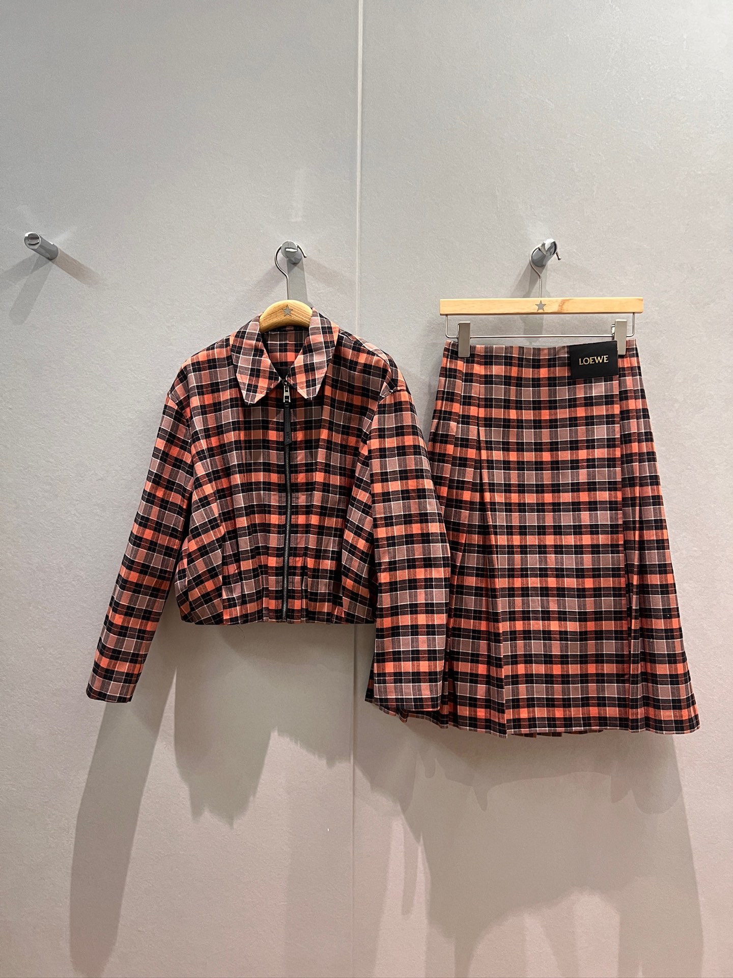 NO:545454,New autumn and winter loewe retro plaid logo leather brand decoration pleated design short lapel jacket handsome street style walking style fashionable and versatile can match the same skirt S-XL, loewe, skirts, jackets & coats, jackets & coats, alexander wang19860909新款秋冬 loewe复古格纹logo皮牌装饰 褶皱设计短款翻领夹克外套帅气炸街 走路带风 时尚百搭可搭同款半裙 S-XL,,loewe,skirts,jackets & coats,jackets & coats,alexander wang,Women's clothing