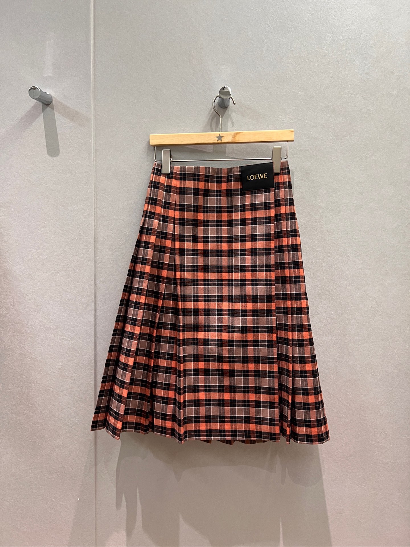 NO:545464,New loewe retro checked logo leather card decoration asymmetrical wrap design pleated skirt mid-length style age-reducing versatile. Can be worn with the same jacket S-XL, loewe, skirts, jackets & coats, alexander wang19860909新款loewe 复古格纹logo皮牌装饰 不对称包裹设计百褶半裙 中长款减龄百搭 可搭同款外套S-XL,,loewe,skirts,jackets & coats,alexander wang,Women's clothing