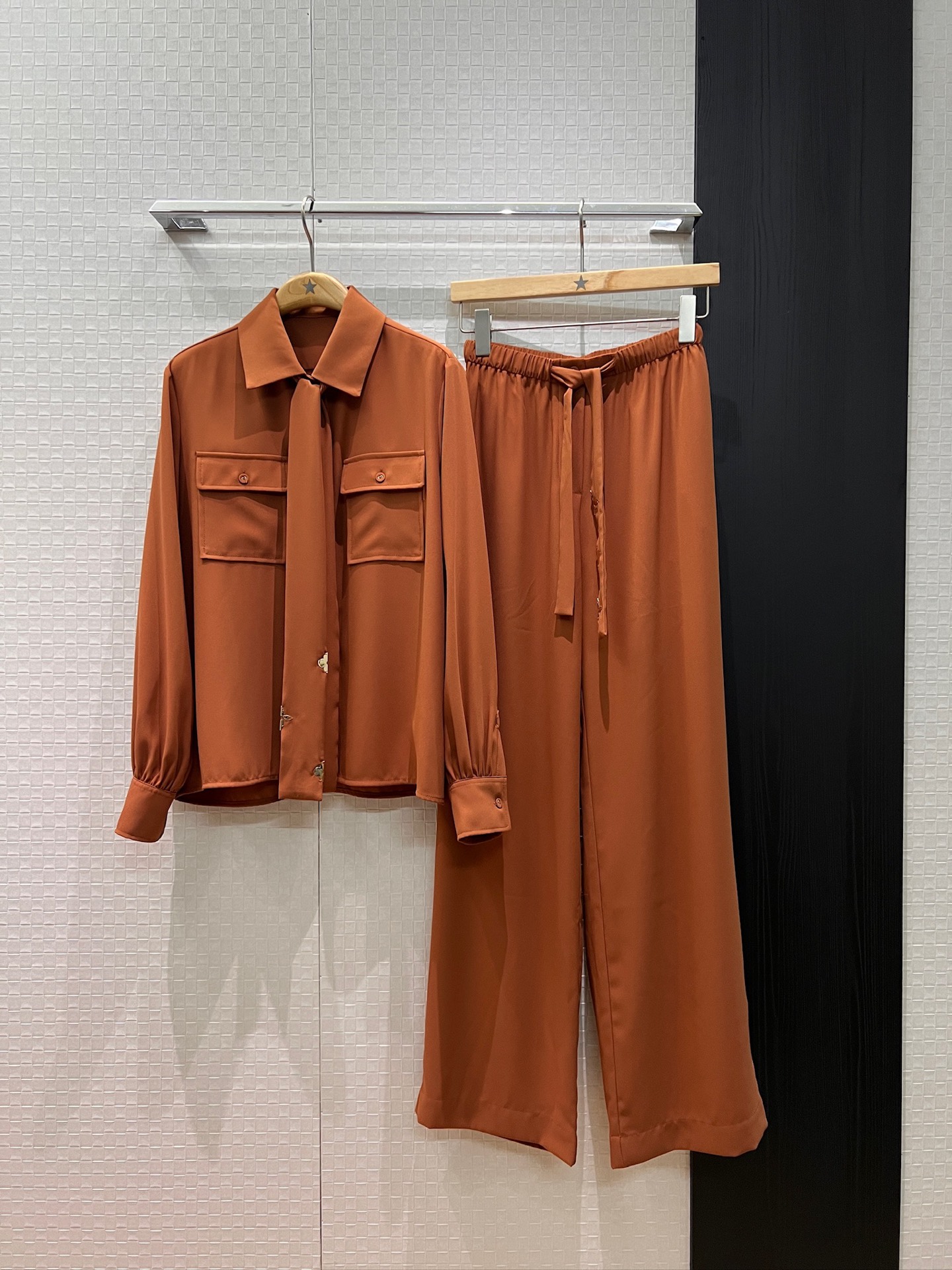 NO:545436,New set, old-fashioned metal flower sheet decorative streamer, lapel chest pocket shirt, elastic waist wide-leg pants, lace-up bow open mold hardware, lazy and relaxed, commuting elegant temperament and versatile, set out, caramel color white S-XL,,alexander wang19860909新款套装 老花金属花片装饰飘带 翻领胸前口袋衬衣松紧腰阔腿裤 系带蝴蝶结开模五金 慵懒松弛 通勤优雅气质百搭 一套出 焦糖色白色 S-XL,,alexander wang,Women's clothing