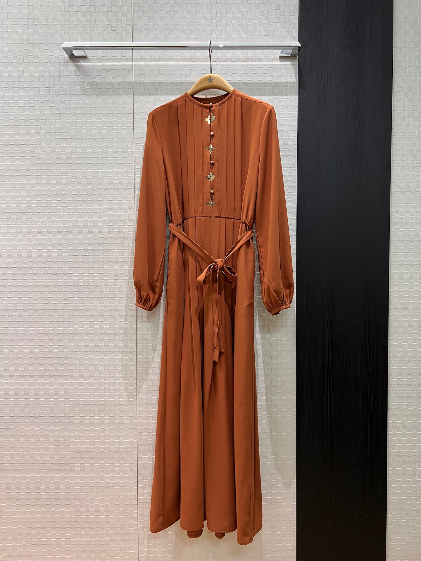 NO:545426,New old-fashioned metal flower sheet round neck hollow long sleeve dress long skirt belt waist-hugging decorative lantern sleeves Heavy industry strip splicing design Pockets on both sides mold opening hardware celebrity elegant temperament commuting S-XL, skirts, alexander wang19860909新款老花金属花片圆领镂空长袖连衣裙 长裙 系腰带收腰装饰灯笼袖 重工打条拼接设计 两侧口袋 开模五金 名媛优雅气质通勤 S-XL,,skirts,alexander wang,Women's clothing