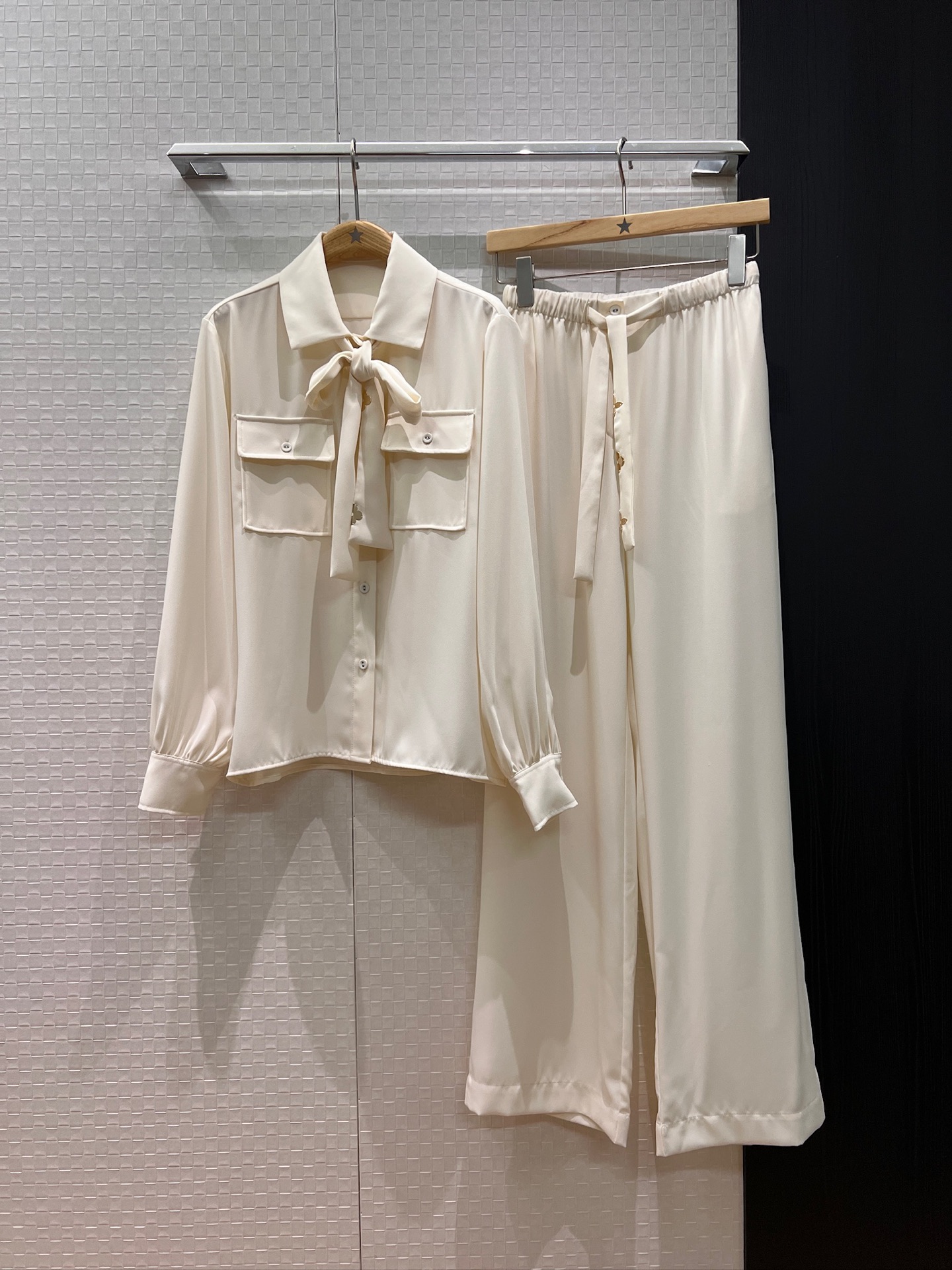 NO:545446,New set, old-fashioned metal flower sheet decorative streamer, lapel chest pocket shirt, elastic waist wide-leg pants, lace-up bow open mold hardware, lazy and relaxed, commuting elegant temperament and versatile, set out, caramel color white S-XL,,alexander wang19860909新款套装 老花金属花片装饰飘带 翻领胸前口袋衬衣松紧腰阔腿裤 系带蝴蝶结开模五金 慵懒松弛 通勤优雅气质百搭 一套出 焦糖色白色 S-XL,,alexander wang,Women's clothing