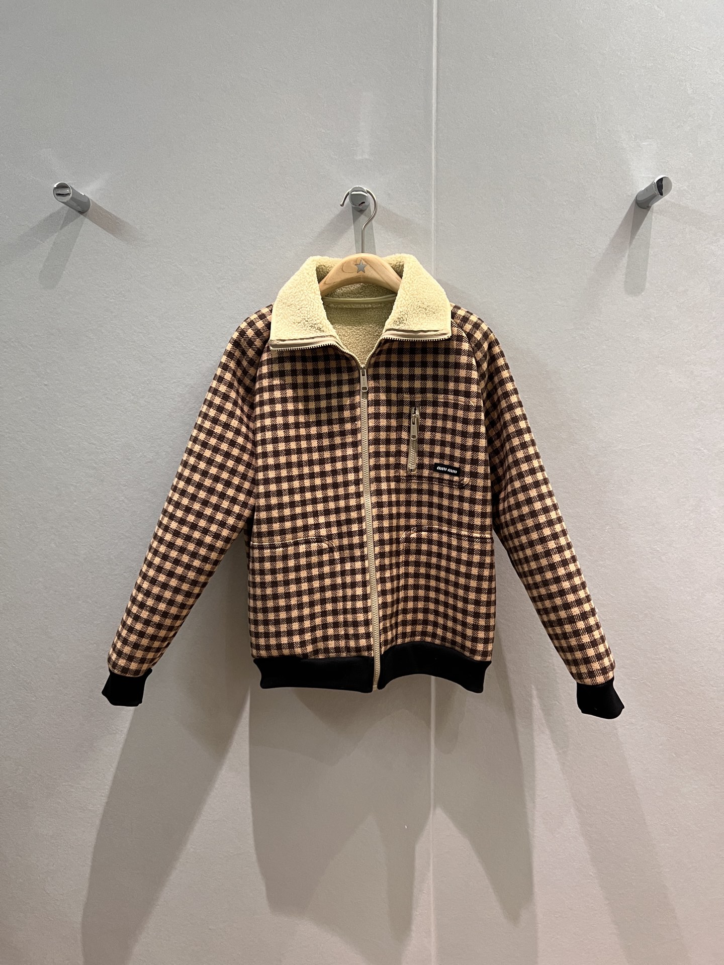 NO:545456,New catwalk style retro checked imitation lamb fur inner fleece jacket coat with furry warm hem splicing ribbed small logo letters on the chest Miu logo decoration loose and slim, fashionable and casual, age-reducing versatile, gauge/color grid SML,,miumiu, jackets & coats, jackets & coats, alexander wang19860909新款走秀款 复古格纹仿羊羔毛内里摇粒绒夹克外套 毛茸茸保暖下摆拼接罗纹 胸前小logo字母miu标装饰宽松显瘦 时尚休闲 减龄百搭 咖格/彩格 SML,,miumiu,jackets & coats,jackets & coats,alexander wang,Women's clothing