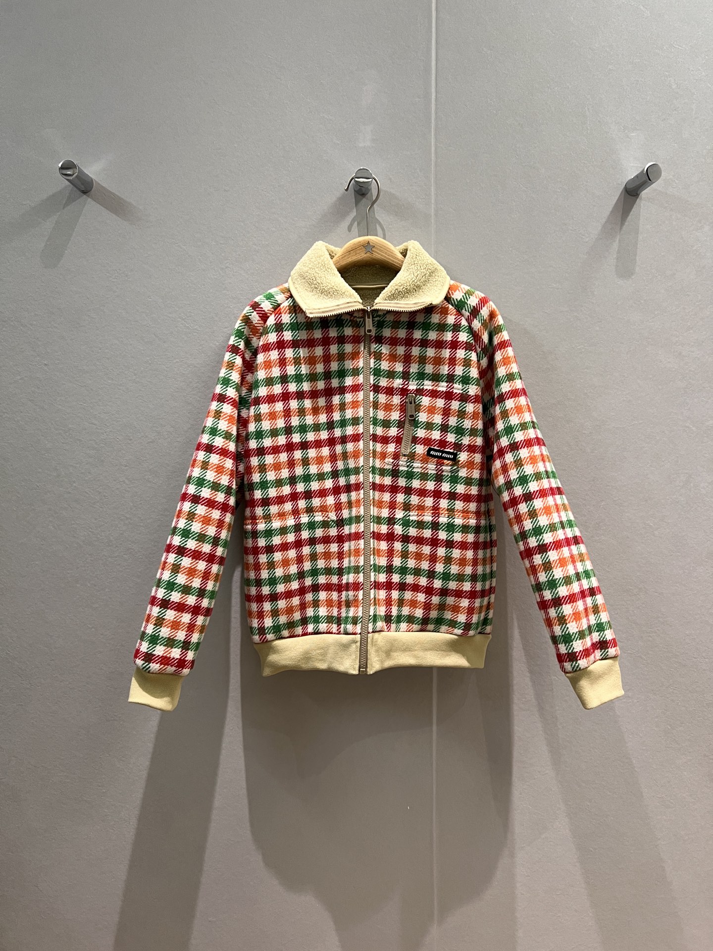 NO:545465,Catwalk style, retro plaid imitation lambswool lined polar fleece jacket, furry warm hem with ribbed stitching, small logo letter miu decoration on the chest, loose and slimming, fashionable and casual, versatile for age reduction, grid/color grid SML,,miumiu,jackets & coats,jackets & coats,alexander wang19860909款走秀款 复古格纹仿羊羔毛内里摇粒绒夹克外套 毛茸茸保暖下摆拼接罗纹 胸前小logo字母miu标装饰宽松显瘦 时尚休闲 减龄百搭 咖格/彩格 SML,,miumiu,jackets & coats,jackets & coats,alexander wang,Women's clothing