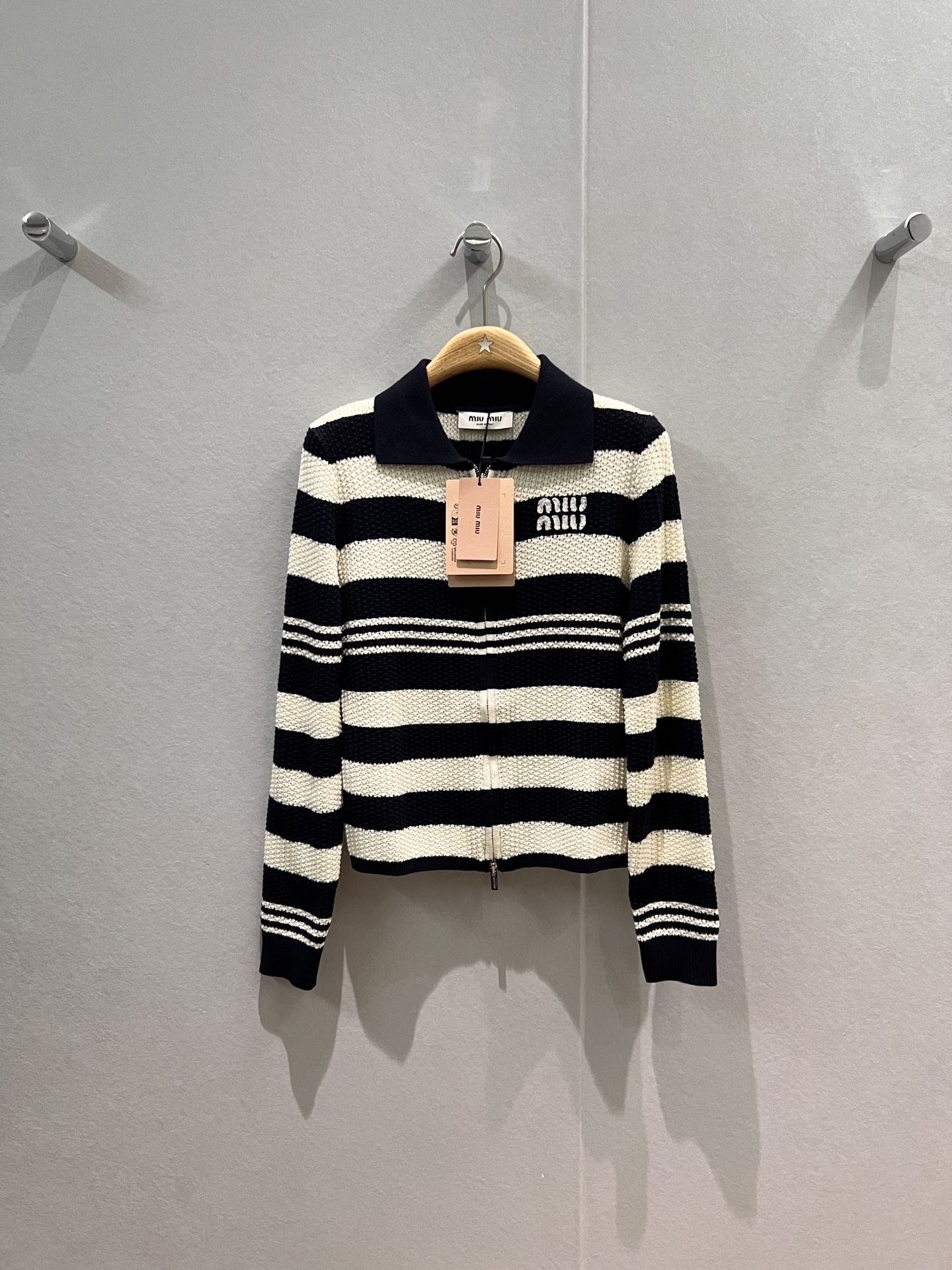 NO:545467,New color block striped lapel knitted cardigan jacket with crochet embroidery miu letter logo zipper design casual and loose school style to reduce age cute and versatile SML,,miumiu,jackets & coats,alexander wang19860909新款拼色条纹翻领针织开衫外套 钩花刺绣miu字母logo拉链设计 休闲宽松 学校风减龄 可爱百搭SML,,miumiu,jackets & coats,alexander wang,Women's clothing