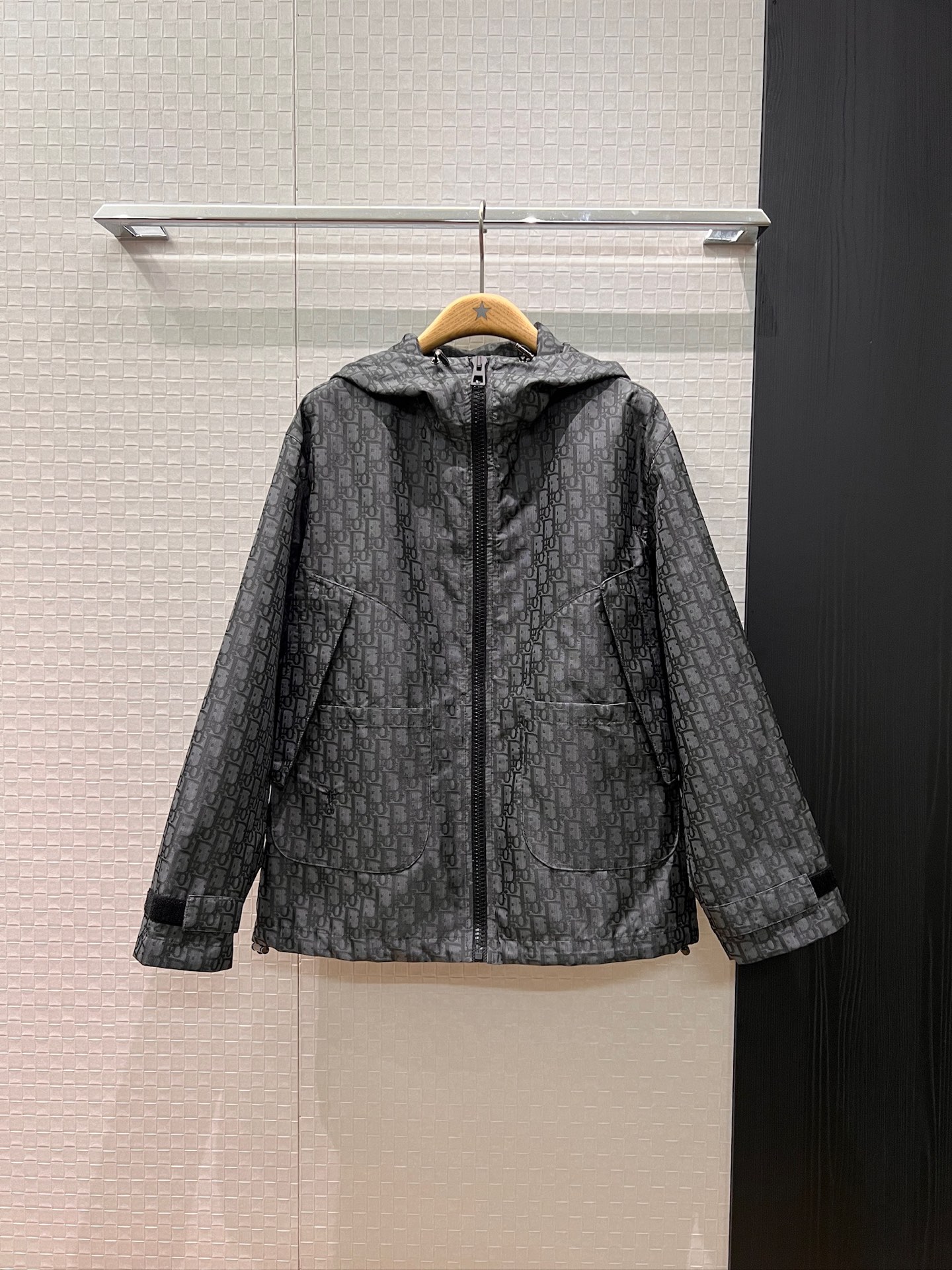 NO:545517,New style recommended Grey's grey presbyterian logo jacquard hooded jacket jacket, hat non-removable double-fold pocket design, embroidered bee, casual and fashionable, loose and versatile, age-reducing essentials SML,, jackets & coats, jackets & coats,hats,alexander wang19860909新款推荐格蕾系 灰色老花logo提花连帽夹克外套 帽子不可拆卸双叠口袋设计 刺绣小蜜蜂 休闲时尚 宽松百搭减龄必备 SML,,jackets & coats,jackets & coats,hats,alexander wang,Women's clothing