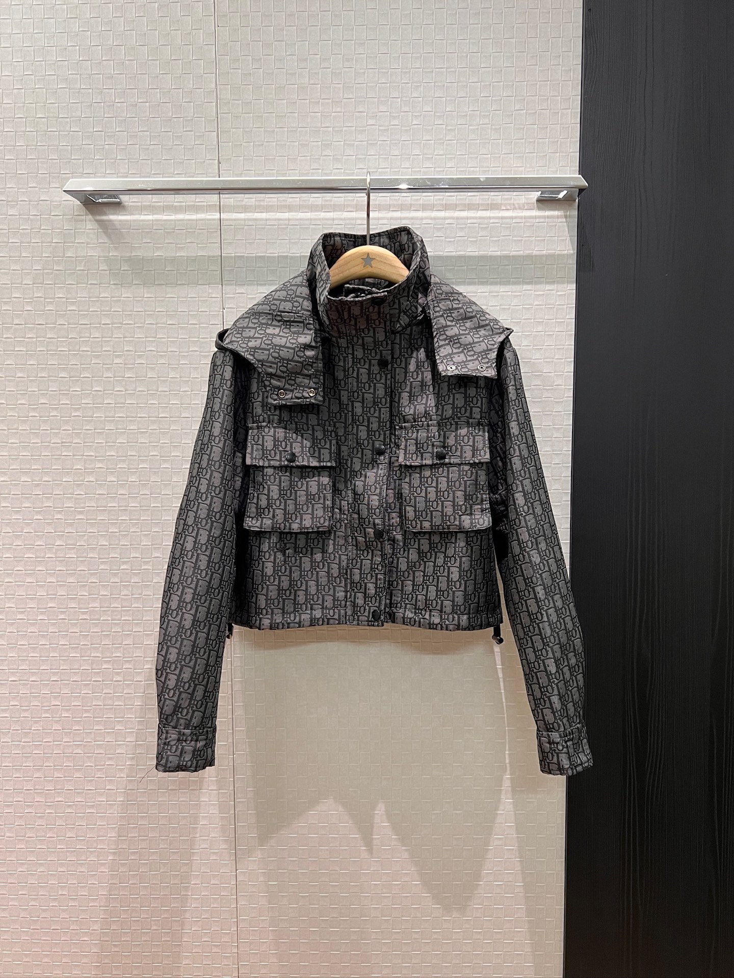 NO:545530,New style recommended hooded stand collar gray presbyterian jacquard short jacket jacket, hat can be removed from chest large pocket decoration, work style embroidery little bee, hem can be drawn rope waist-hugging, hardware mold opening, fashionable and casual, age-reducing versatile SML,, jackets & coats, jackets & coats,hats,alexander wang19860909新款推荐连帽立领灰色老花提花短款夹克外套 帽子可脱卸胸前大口袋装饰 工装风刺绣小蜜蜂 下摆可抽绳收腰 五金开模 时尚休闲 减龄百搭 SML,,jackets & coats,jackets & coats,hats,alexander wang,Women's clothing